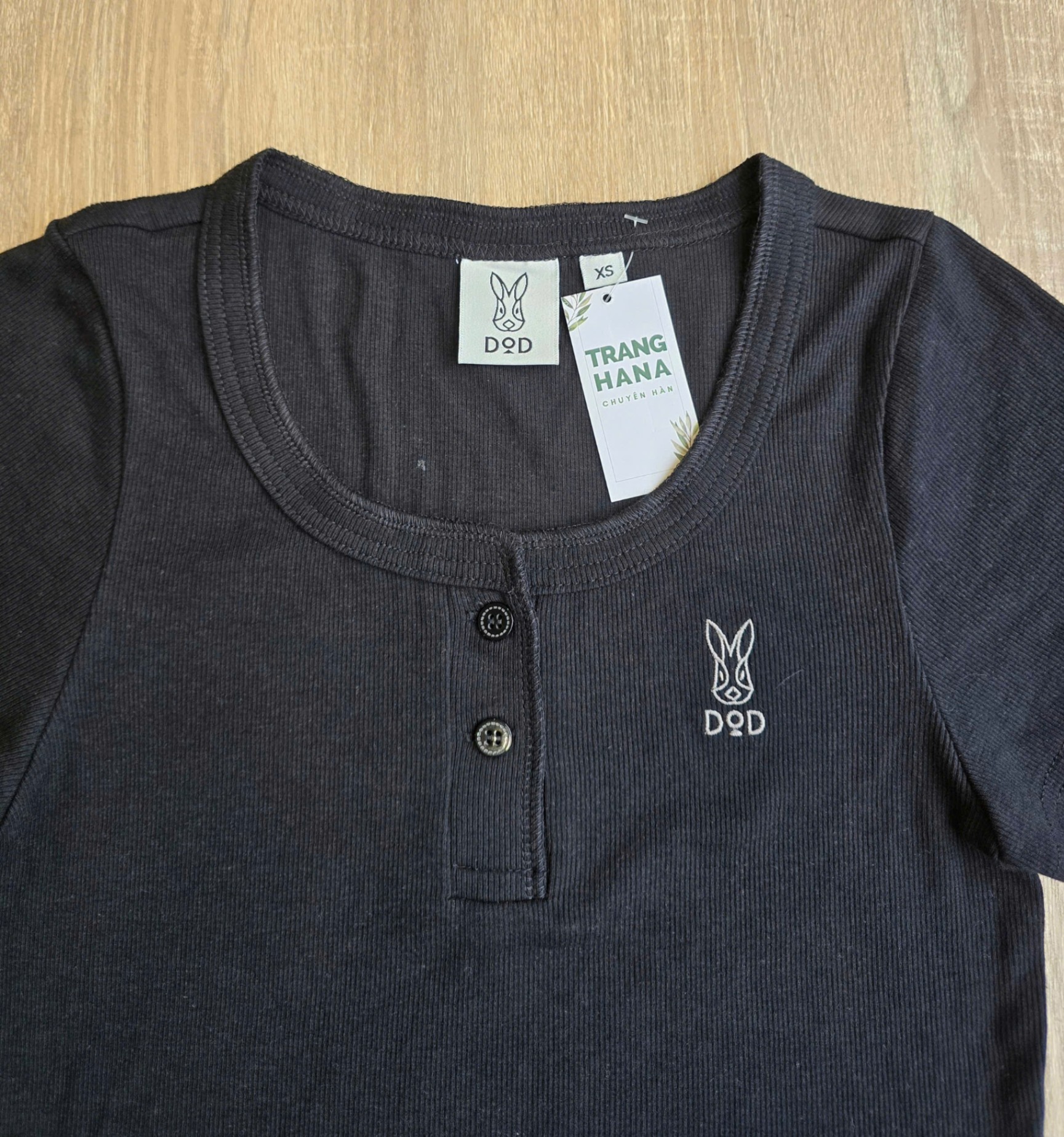 Áo thun gân co giãn, cổ tròn, ngắn tay, đính 2 cúc cổ, logo thỏ nhỏ , 2 màu