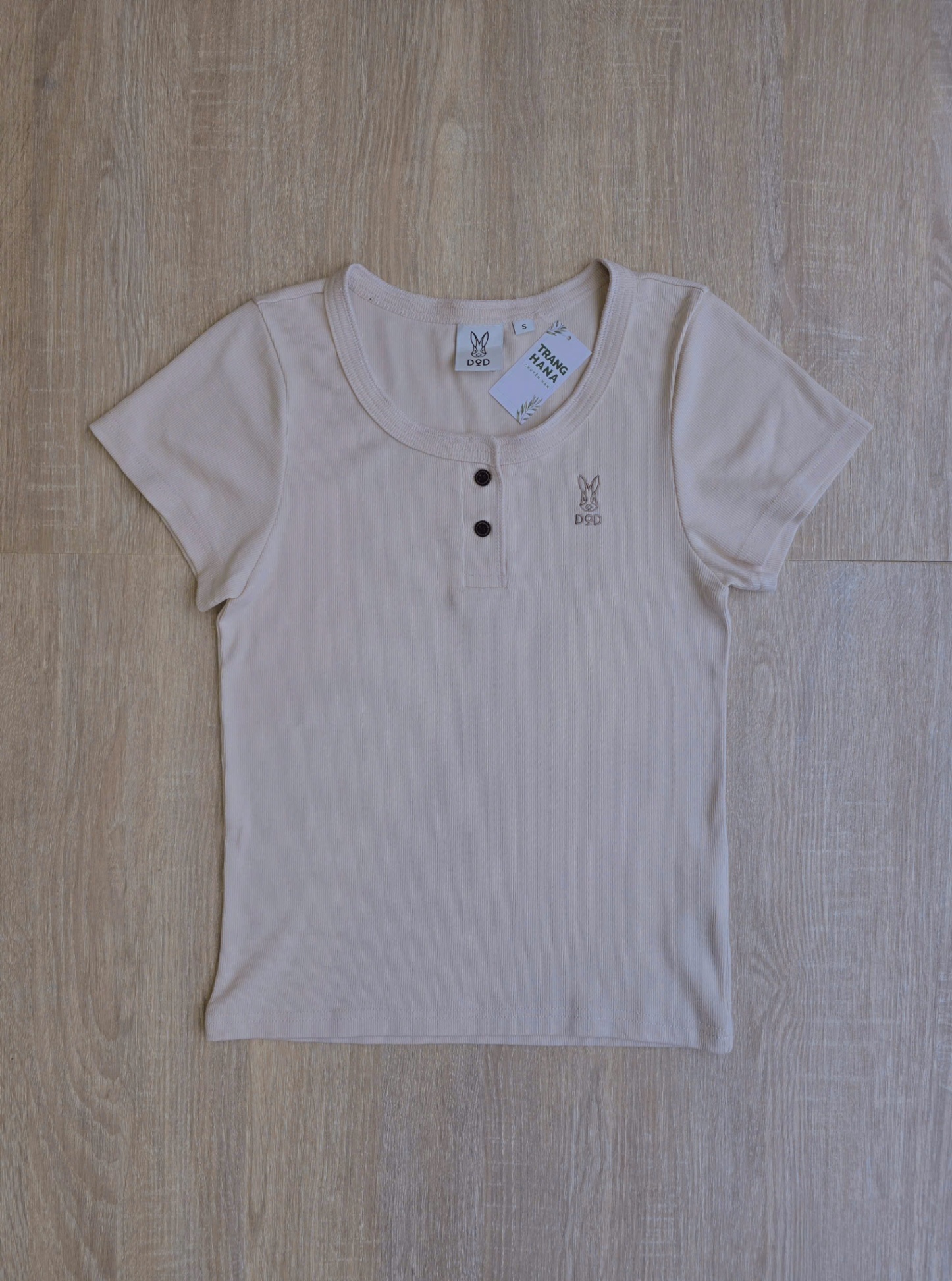 Áo thun gân co giãn, cổ tròn, ngắn tay, đính 2 cúc cổ, logo thỏ nhỏ , 2 màu