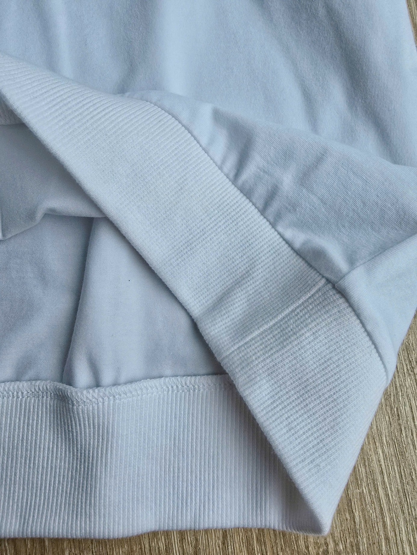 Áo phông polo , viền cổ nâu, cài 2 cúc cổ, bo tay và bo gấu áo, dòng chữ nâu thêu nhỏ sau cổ, 2 màu
