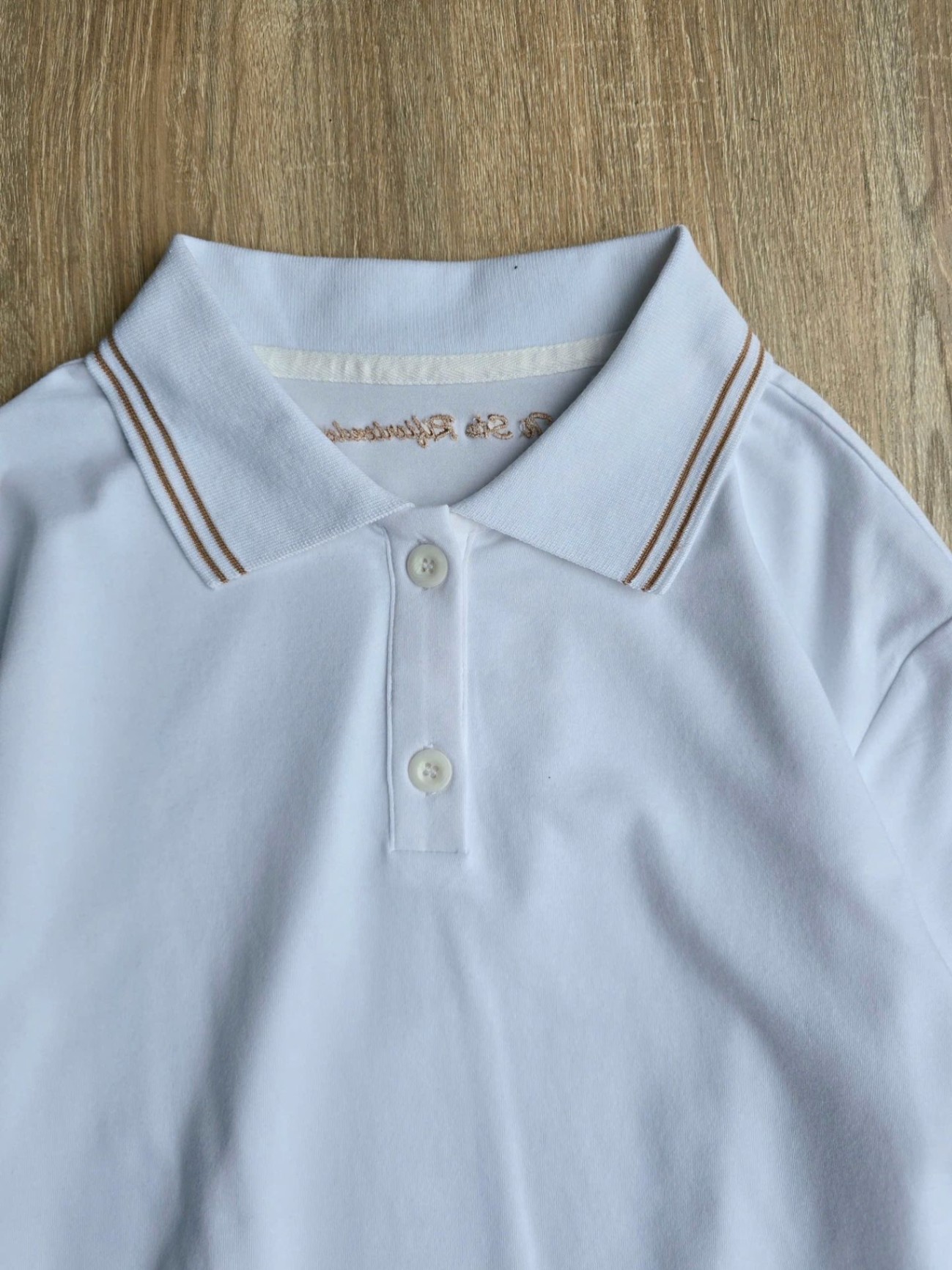 Áo phông polo , viền cổ nâu, cài 2 cúc cổ, bo tay và bo gấu áo, dòng chữ nâu thêu nhỏ sau cổ, 2 màu