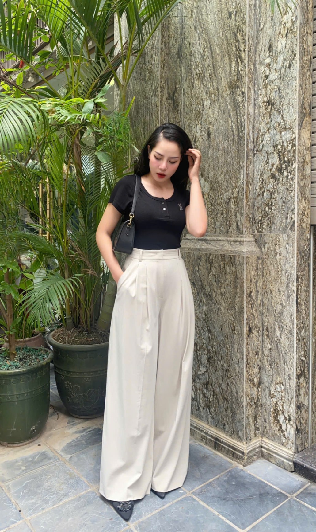 Áo thun gân co giãn, cổ tròn, ngắn tay, đính 2 cúc cổ, logo thỏ nhỏ , 2 màu