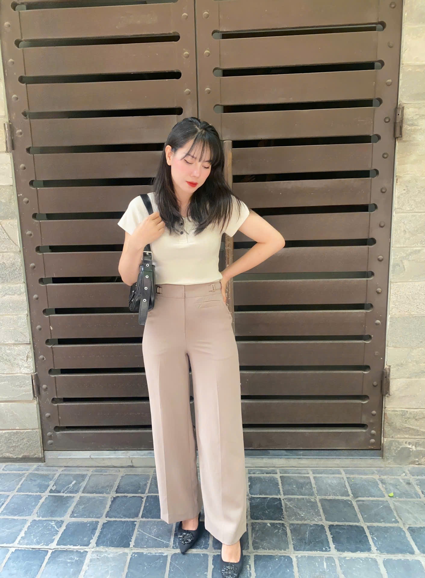 Áo thun gân co giãn, cổ tròn, ngắn tay, đính 2 cúc cổ, logo thỏ nhỏ , 2 màu