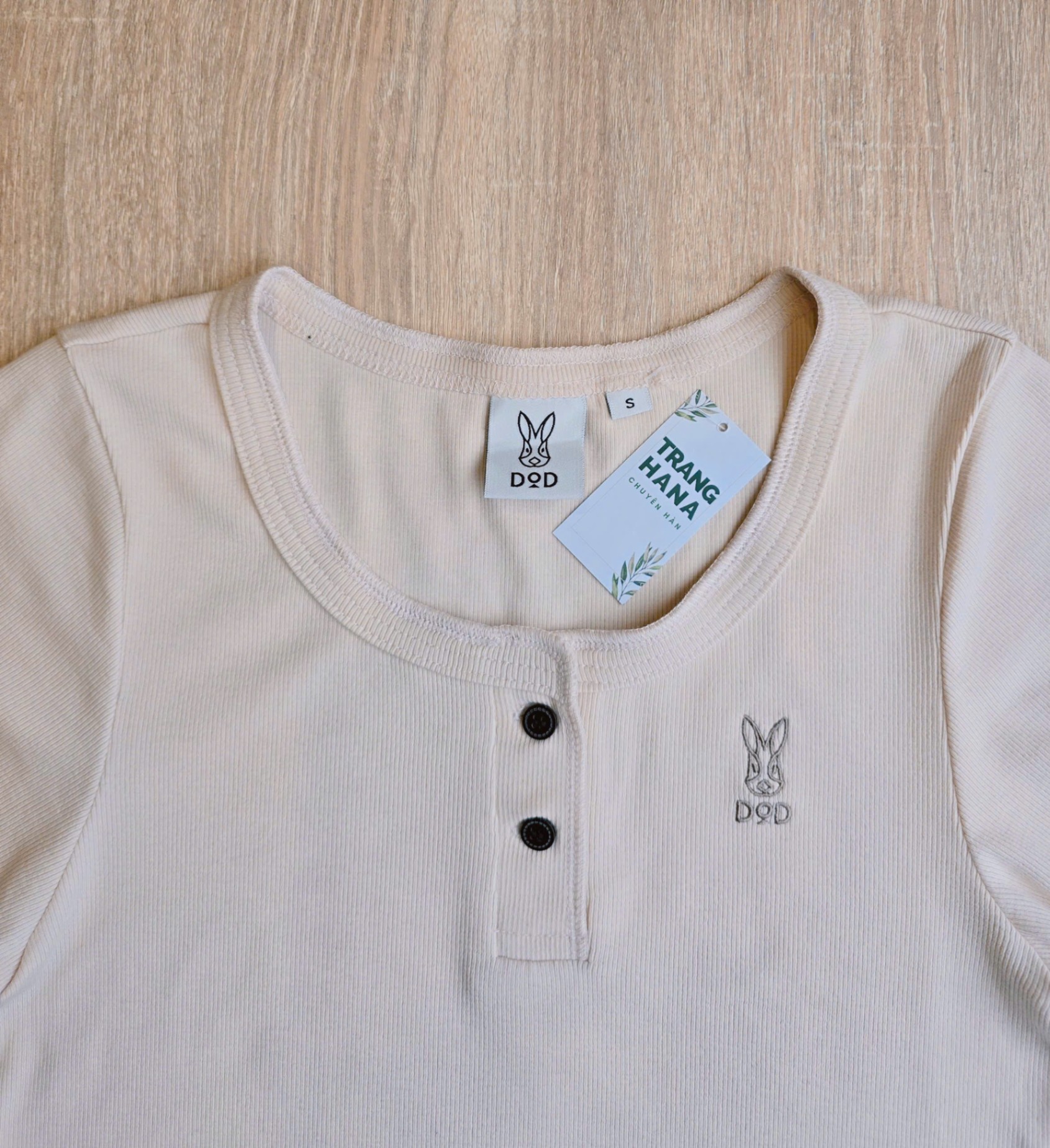 Áo thun gân co giãn, cổ tròn, ngắn tay, đính 2 cúc cổ, logo thỏ nhỏ , 2 màu
