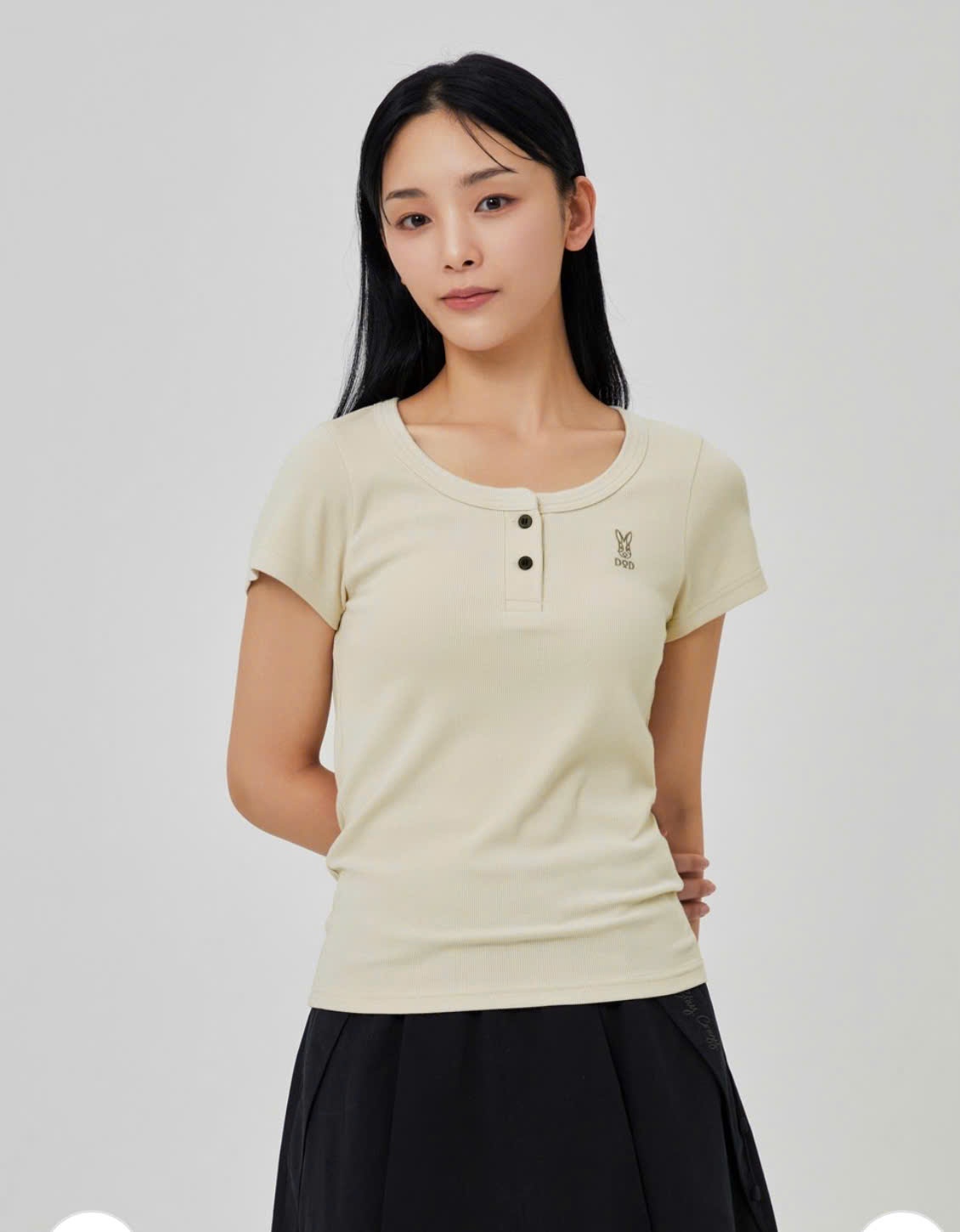 Áo thun gân co giãn, cổ tròn, ngắn tay, đính 2 cúc cổ, logo thỏ nhỏ , 2 màu
