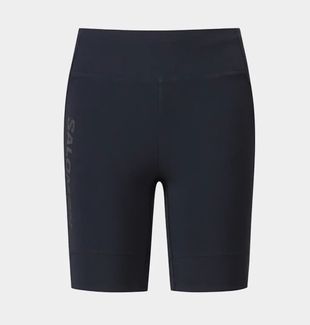 Quần short đùi , co giãn, túi hông, chữ dọc thân, 1 màu đen