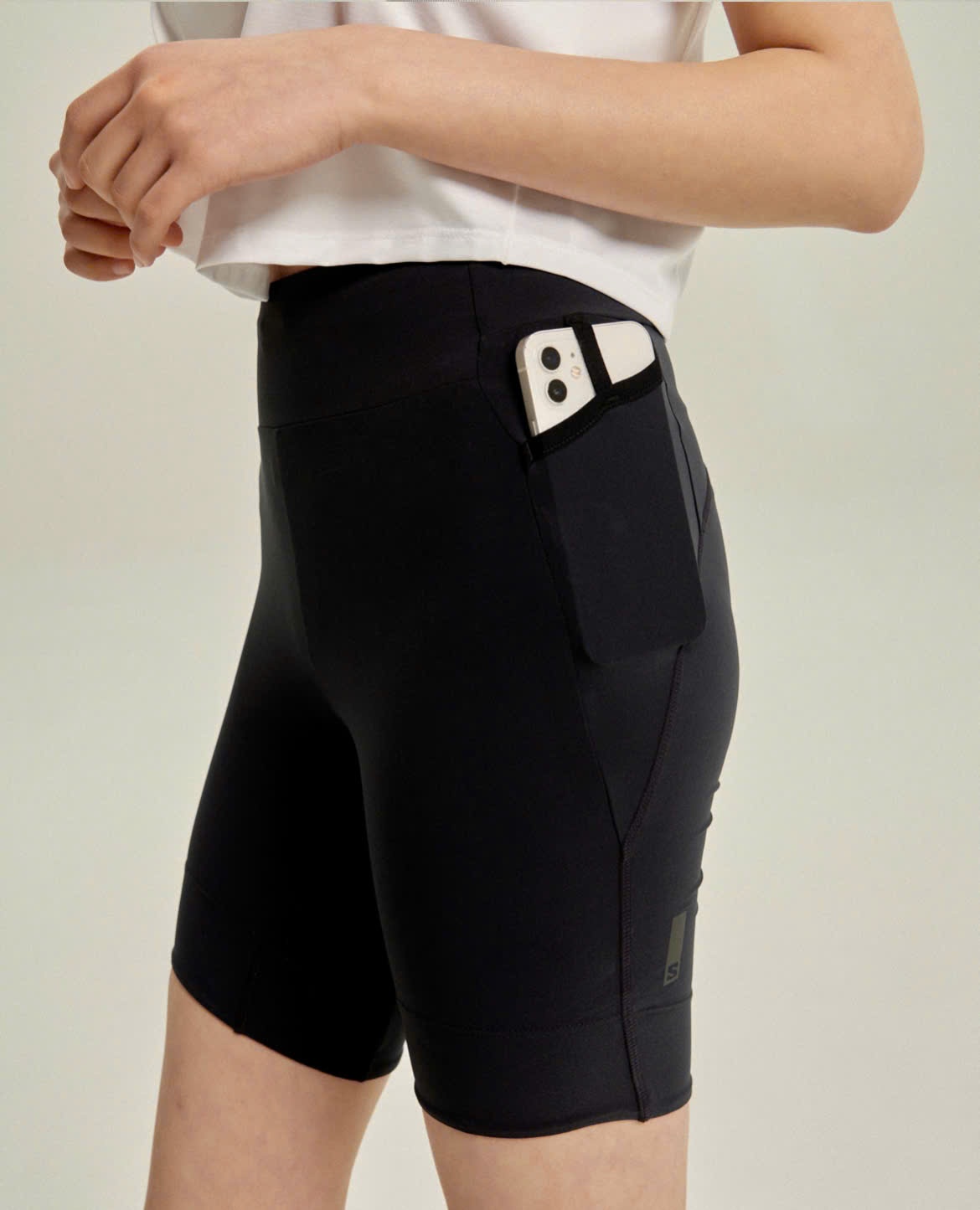 Quần short đùi , co giãn, túi hông, chữ dọc thân, 1 màu đen