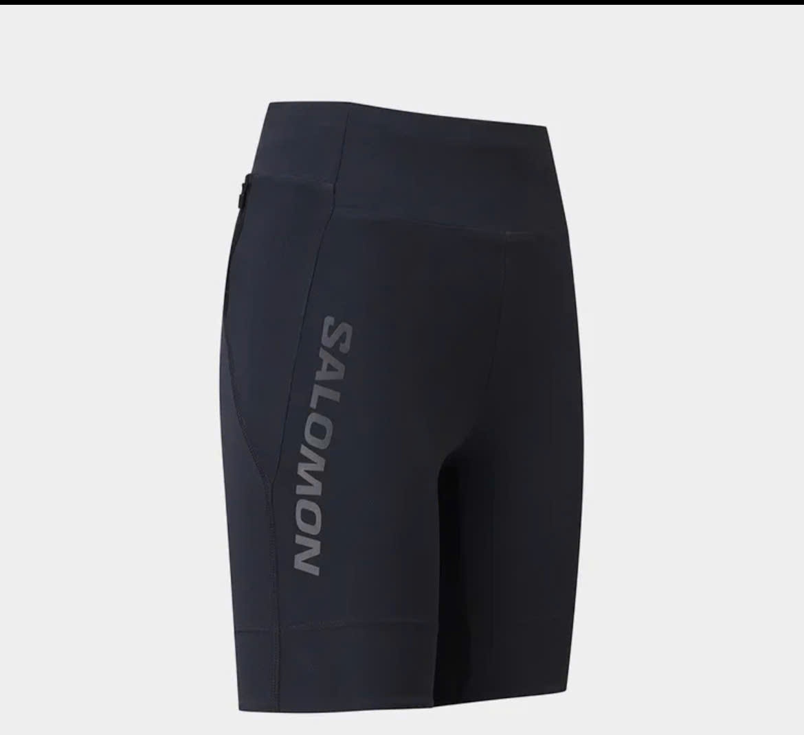 Quần short đùi , co giãn, túi hông, chữ dọc thân, 1 màu đen