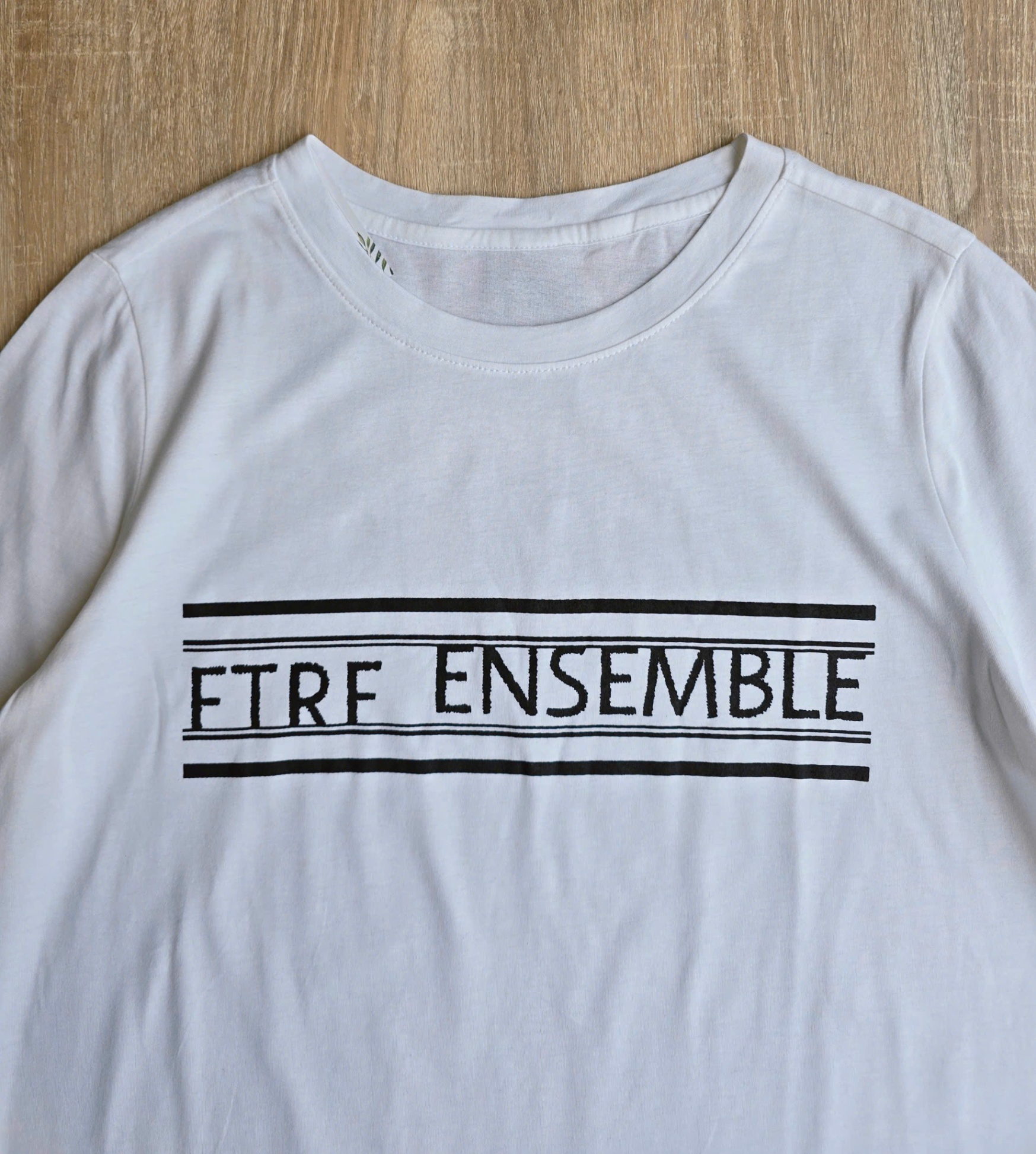 Áo phông cổ tròn, ngắn tay, sọc ngang đen ngang,chữ FTRF ENSEMBLE