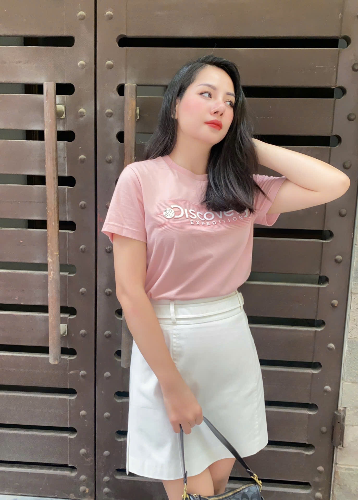 Áo phông cổ tròn, ngắn tay, chữ dòng trắng nổi, 1 màu hồng