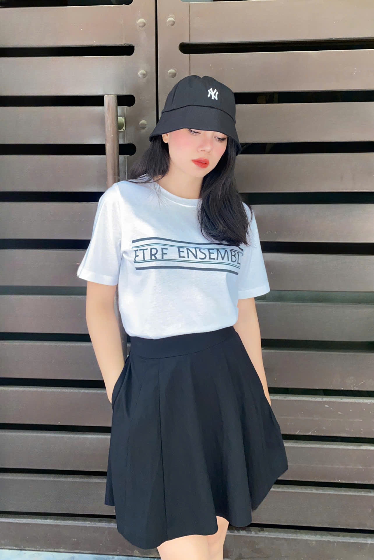 Áo phông cổ tròn, ngắn tay, sọc ngang đen ngang,chữ FTRF ENSEMBLE