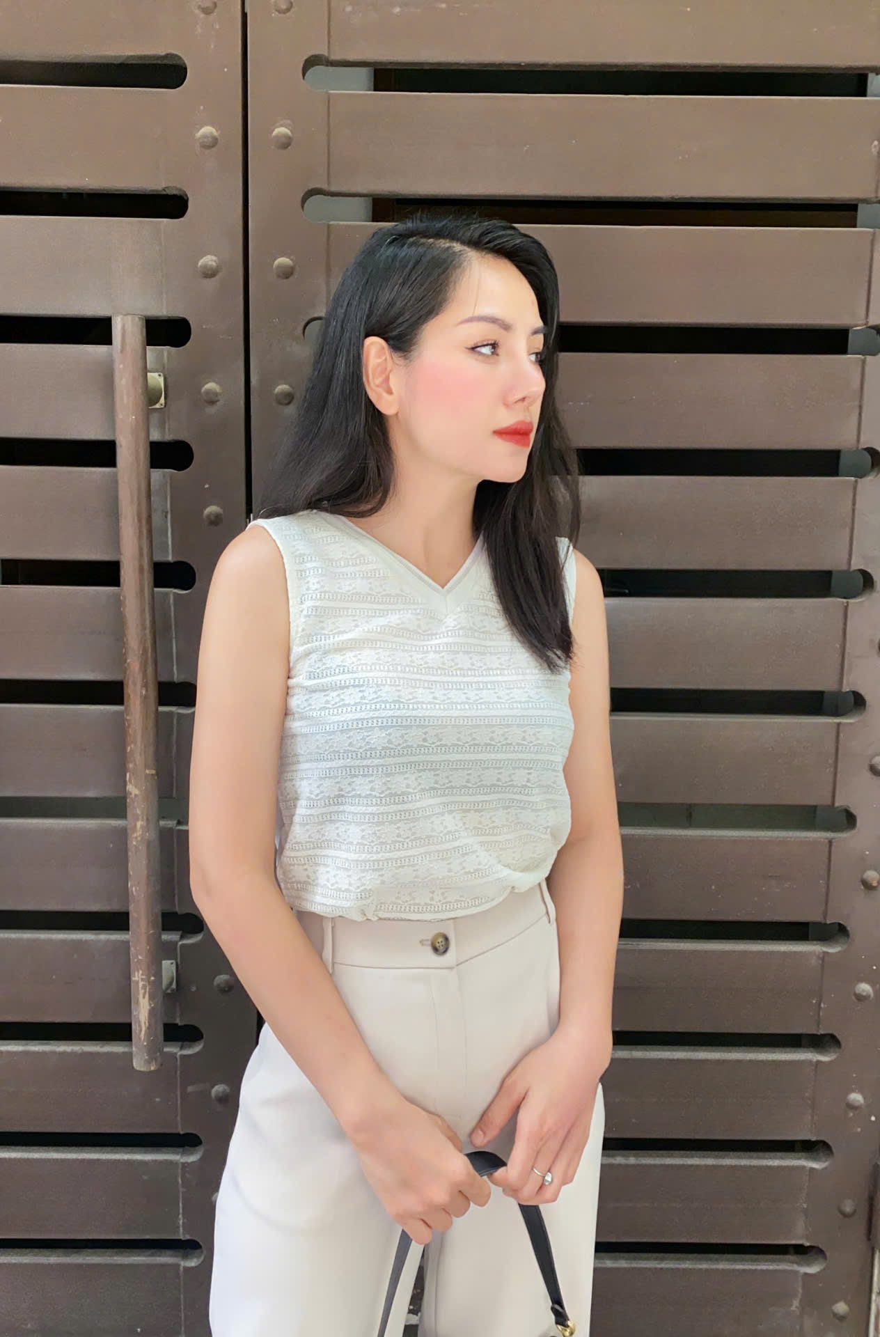 Áo thun sát nách, cổ v, ren thân trước, lớp lót thân trước,màu trắng kem