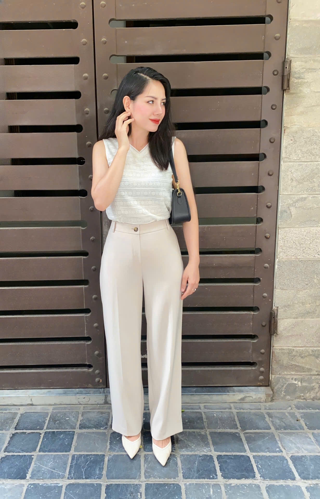 Áo thun sát nách, cổ v, ren thân trước, lớp lót thân trước,màu trắng kem