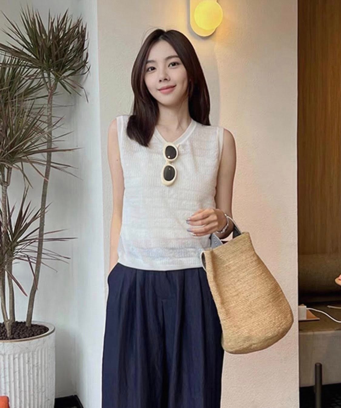 Áo thun sát nách, cổ v, ren thân trước, lớp lót thân trước,màu trắng kem