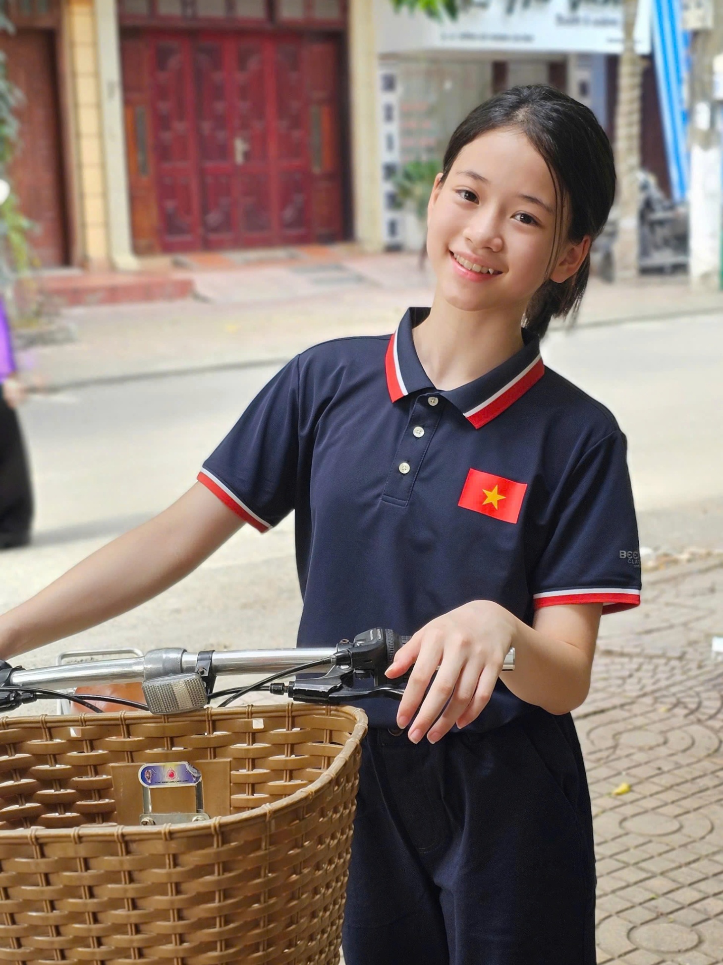Áo phông polo Beemon cho BT, BG, hình cờ Tổ Quốc trước ngực