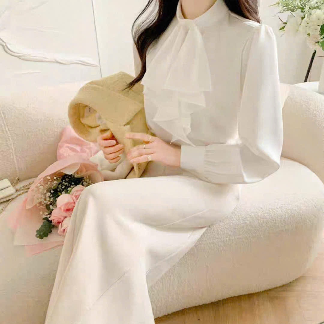 Áo sơ mi chui đầu, cúc cổ sau, nơ cổ bản to