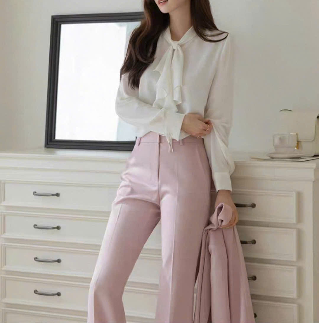 Áo sơ mi chui đầu, cúc cổ sau, nơ cổ bản to