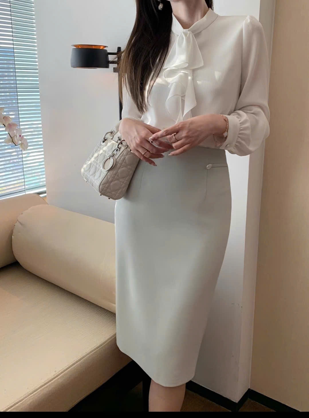 Áo sơ mi chui đầu, cúc cổ sau, nơ cổ bản to
