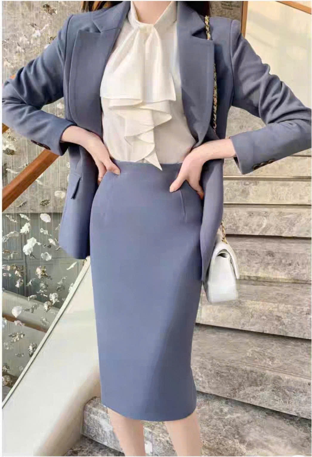 Áo sơ mi chui đầu, cúc cổ sau, nơ cổ bản to