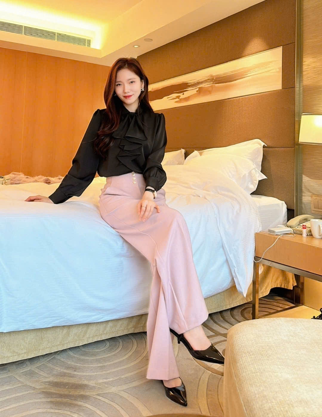 Áo sơ mi chui đầu, cúc cổ sau, nơ cổ bản to