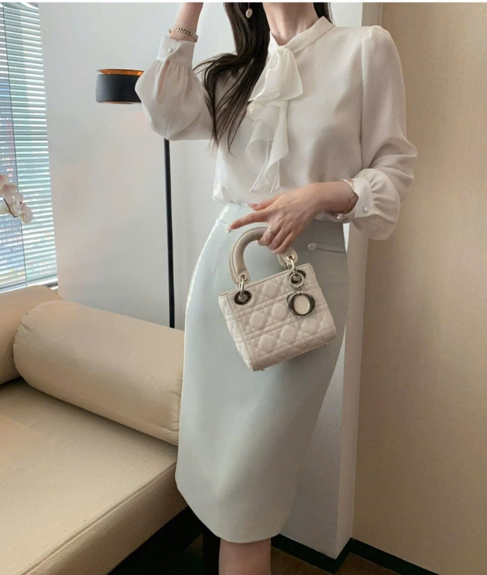 Áo sơ mi chui đầu, cúc cổ sau, nơ cổ bản to