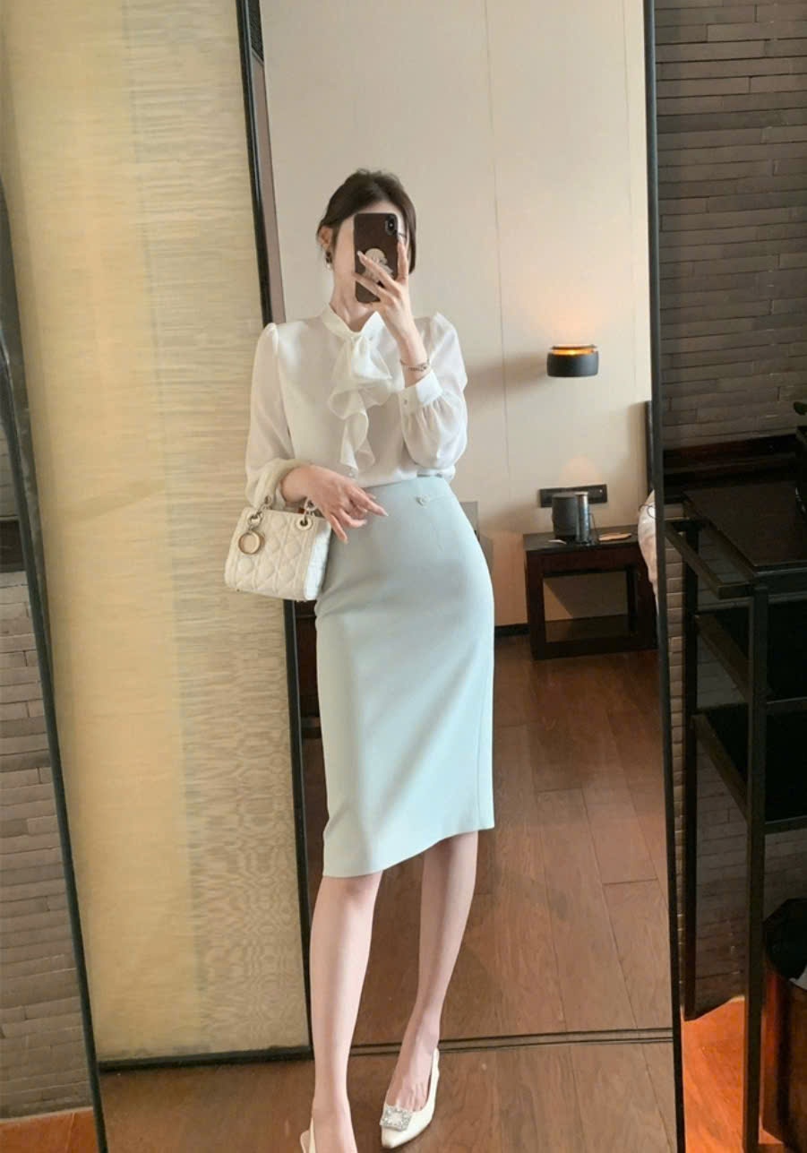 Áo sơ mi chui đầu, cúc cổ sau, nơ cổ bản to