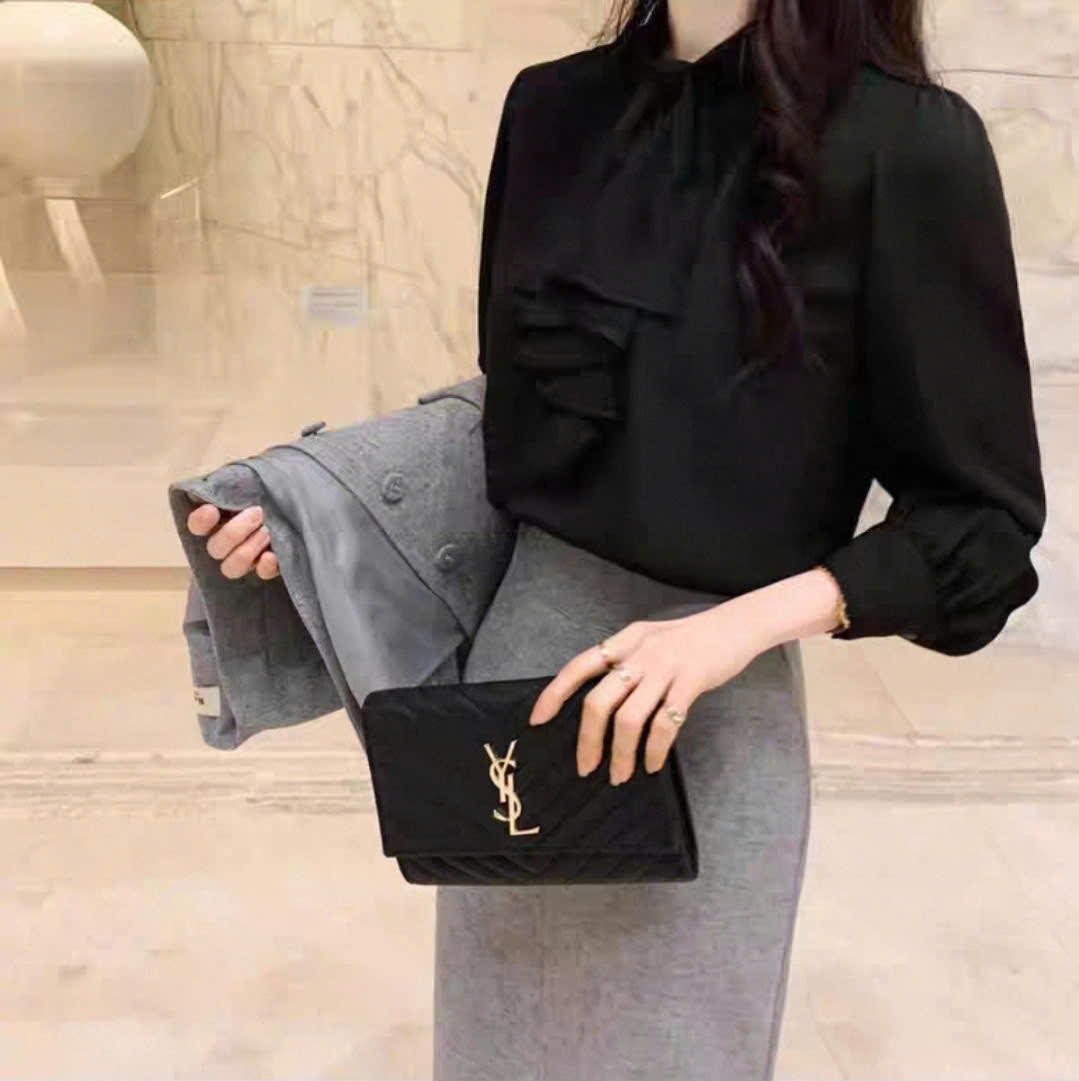 Áo sơ mi chui đầu, cúc cổ sau, nơ cổ bản to