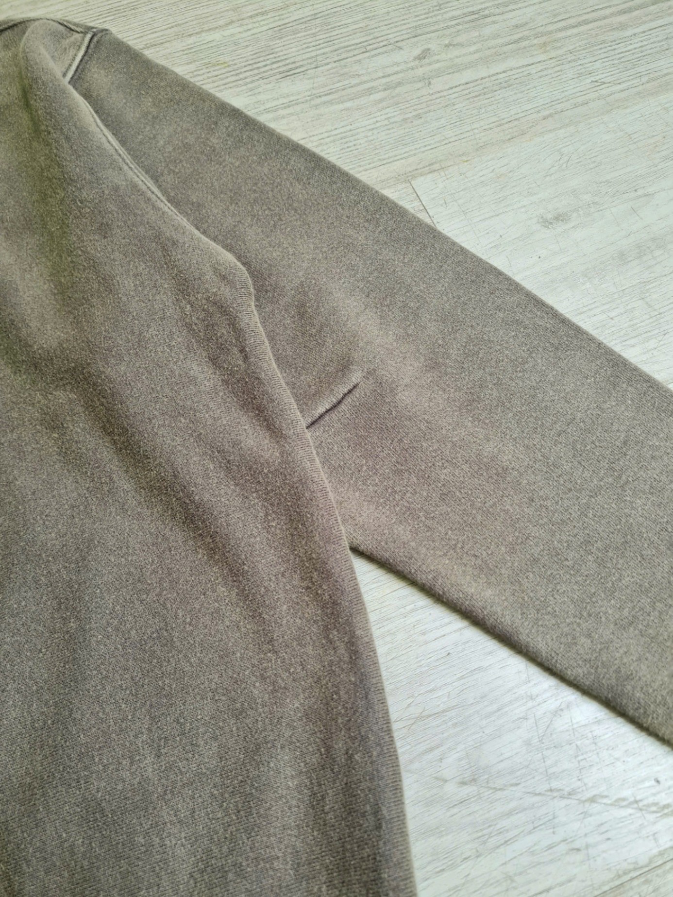 Áo nỉ oversize, cổ tròn, chữ trước ngực