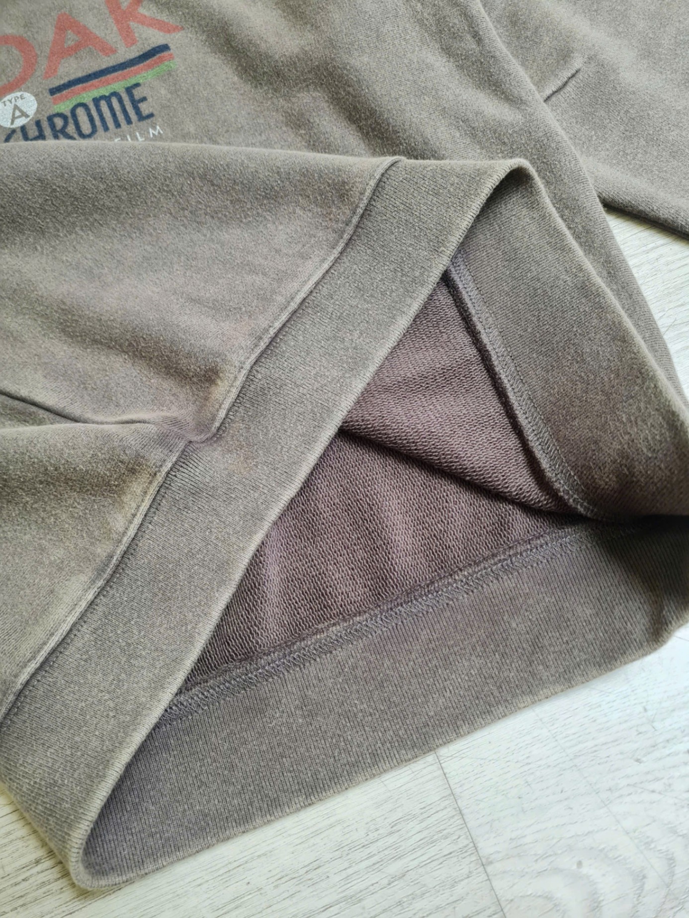 Áo nỉ oversize, cổ tròn, chữ trước ngực