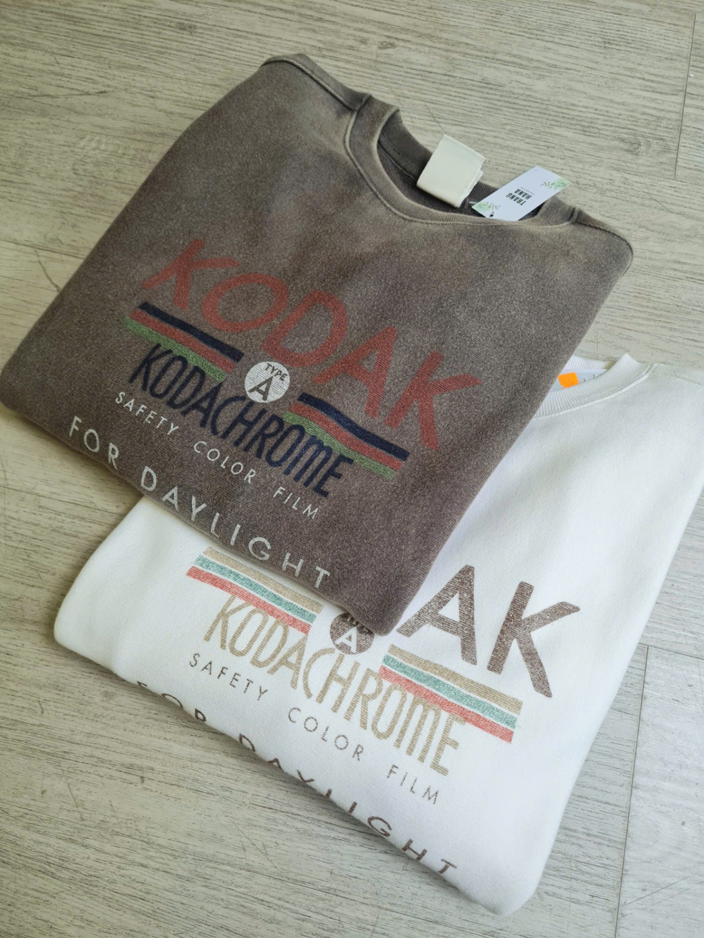 Áo nỉ oversize, cổ tròn, chữ trước ngực