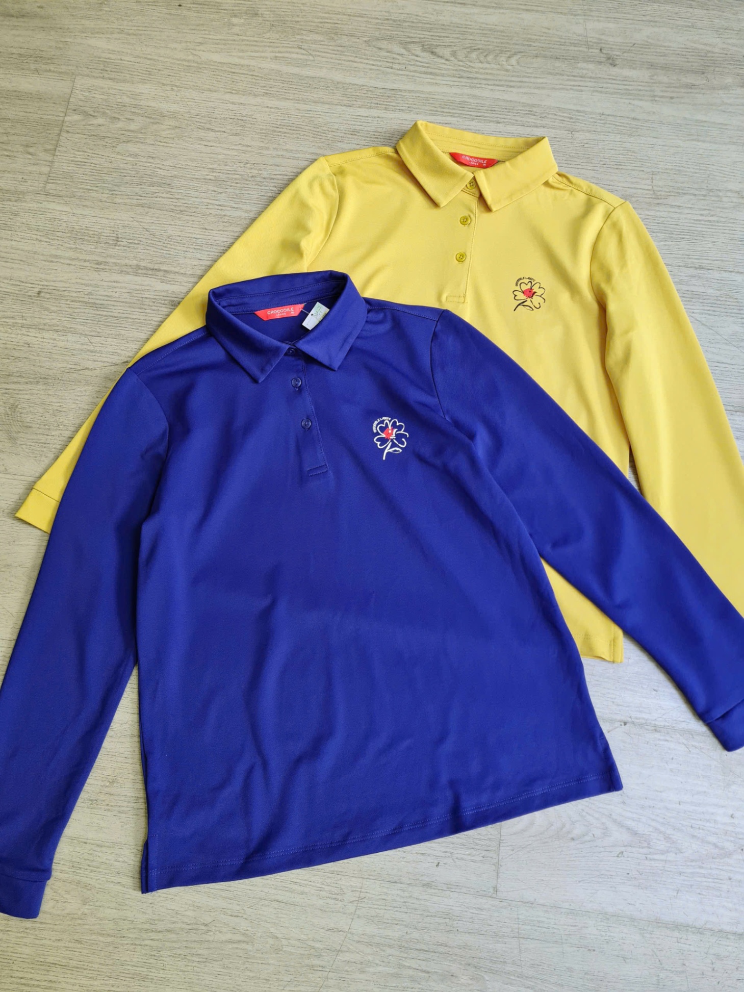 Áo polo dài tay, cài 3 cúc cổ, cành hoa nhỏ trước ngực