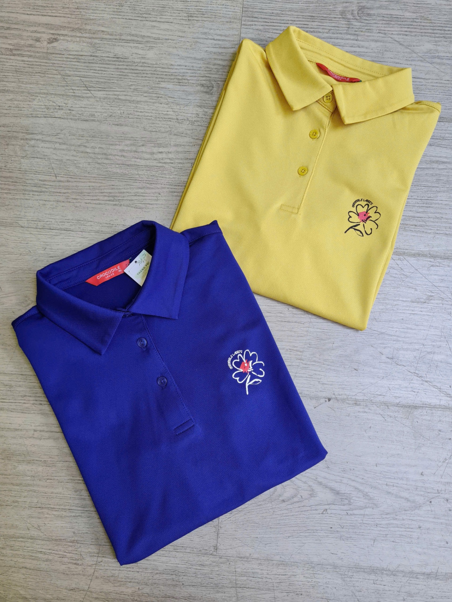Áo polo dài tay, cài 3 cúc cổ, cành hoa nhỏ trước ngực