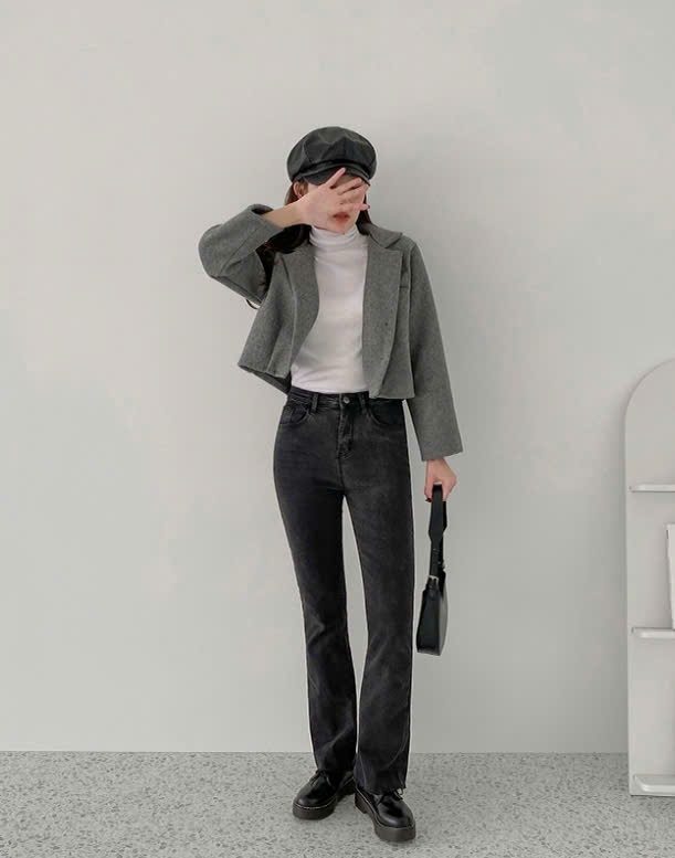 Áo thun cổ lọ, tay lửng, logo nhỏ thêu