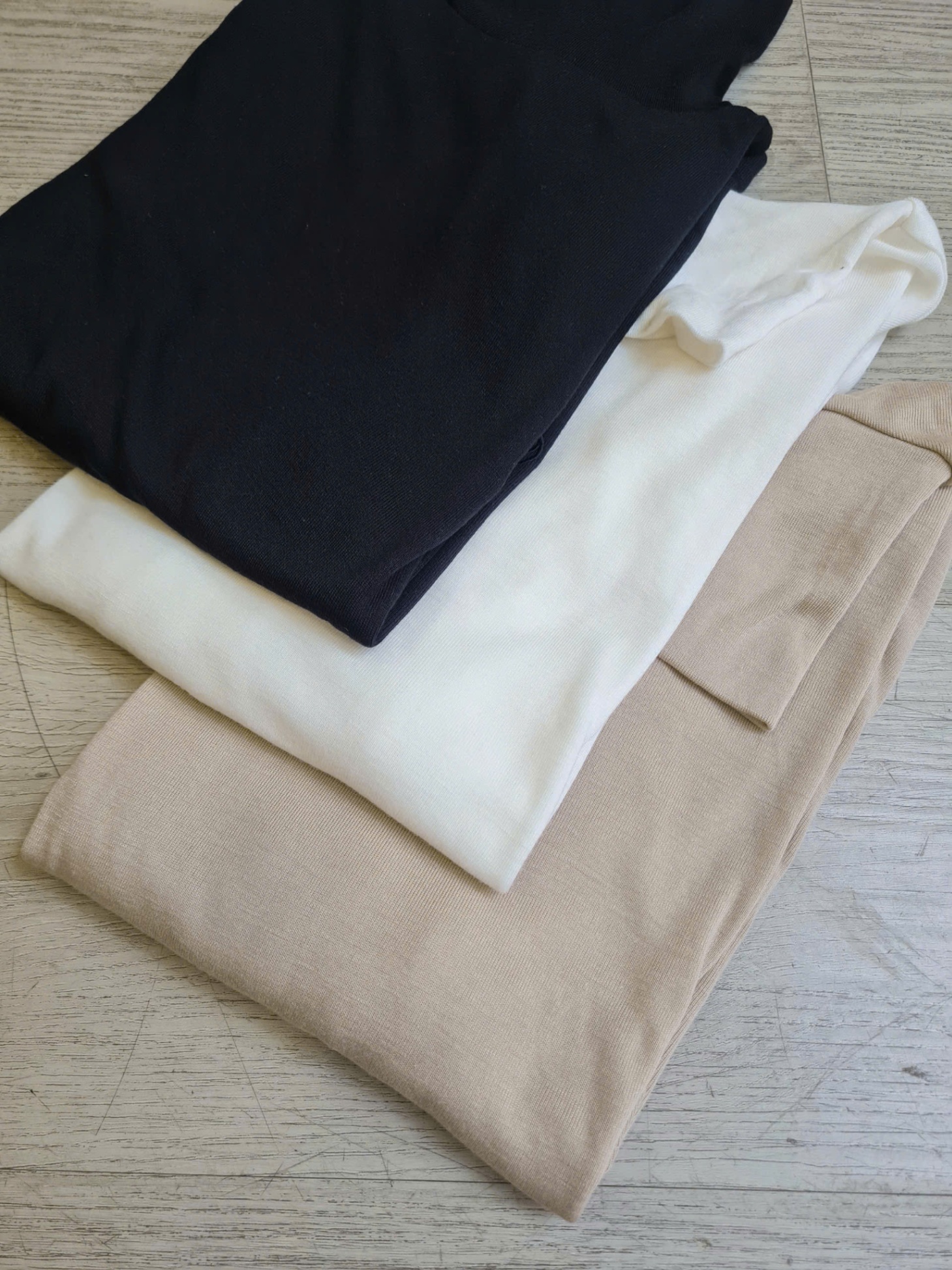 Áo thun cổ lọ, tay lửng, logo nhỏ thêu