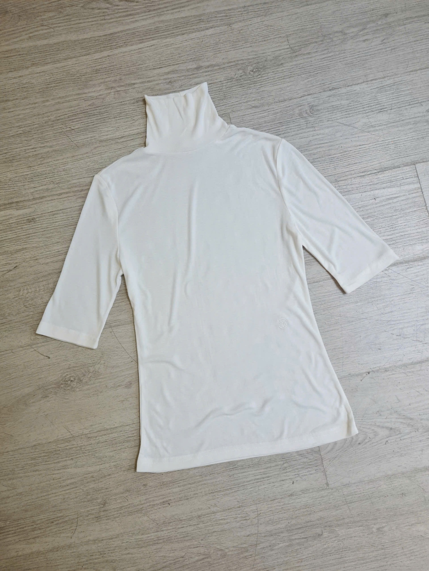 Áo thun cổ lọ, tay lửng, logo nhỏ thêu