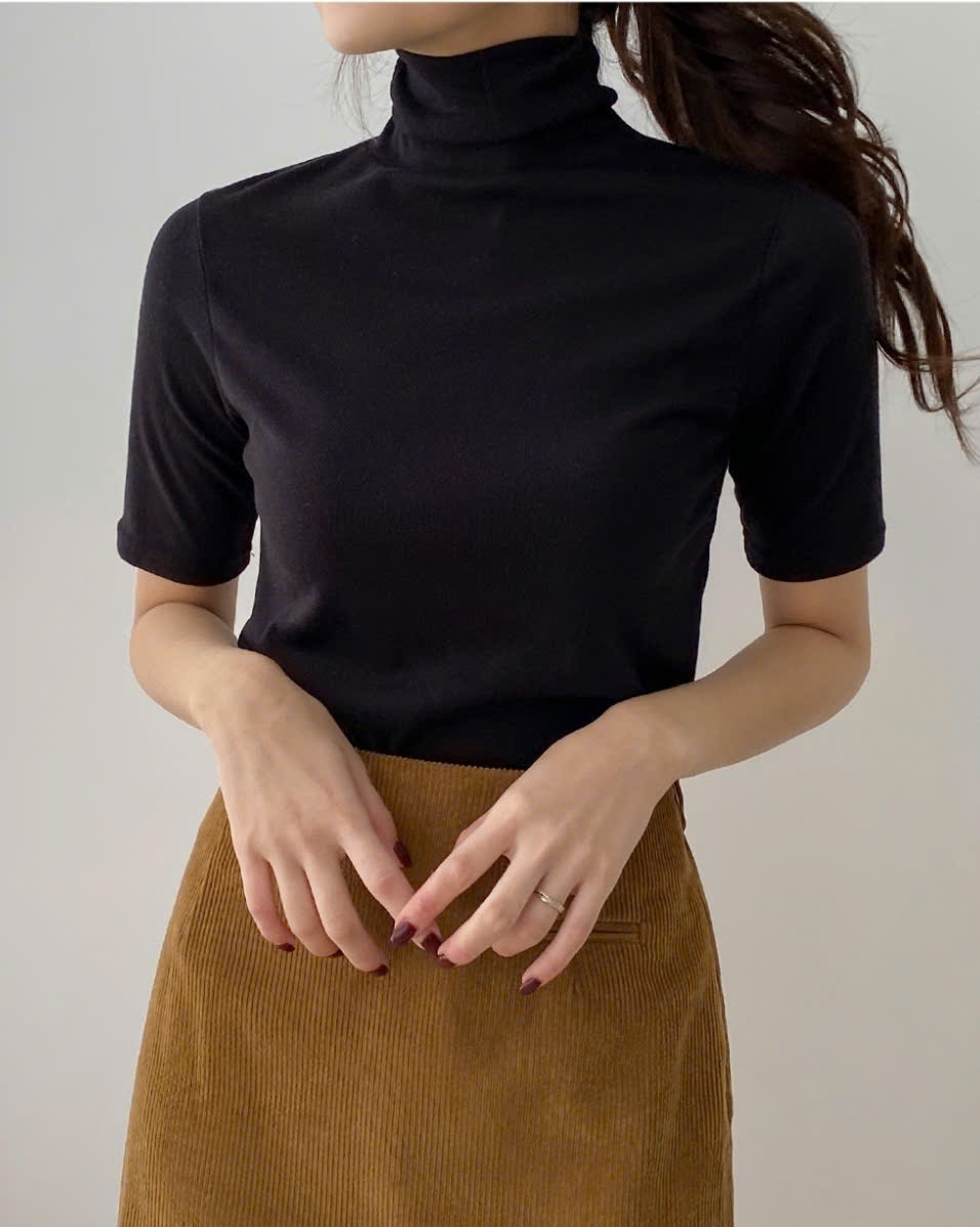 Áo thun cổ lọ, tay lửng, logo nhỏ thêu