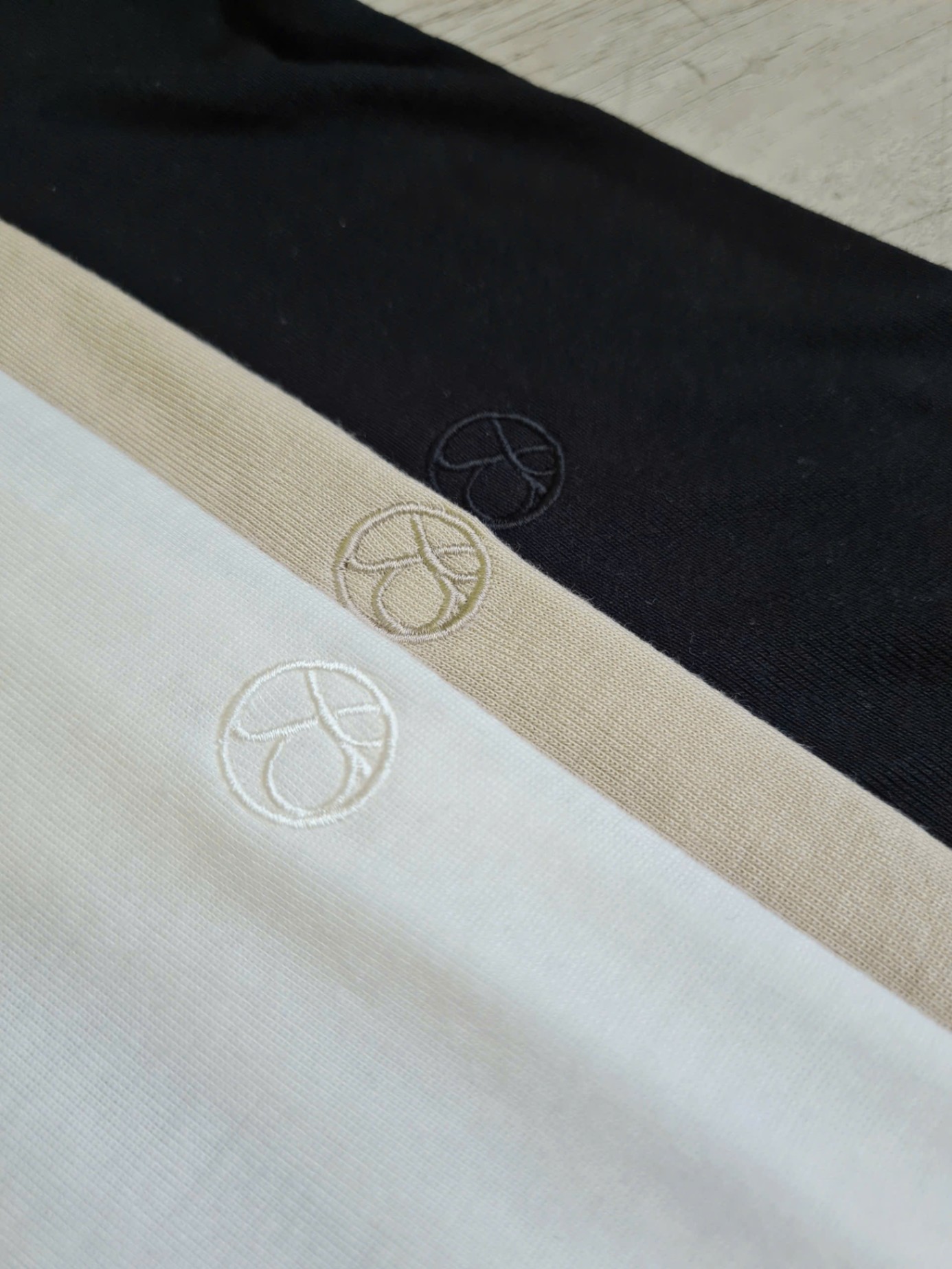 Áo thun cổ lọ, tay lửng, logo nhỏ thêu