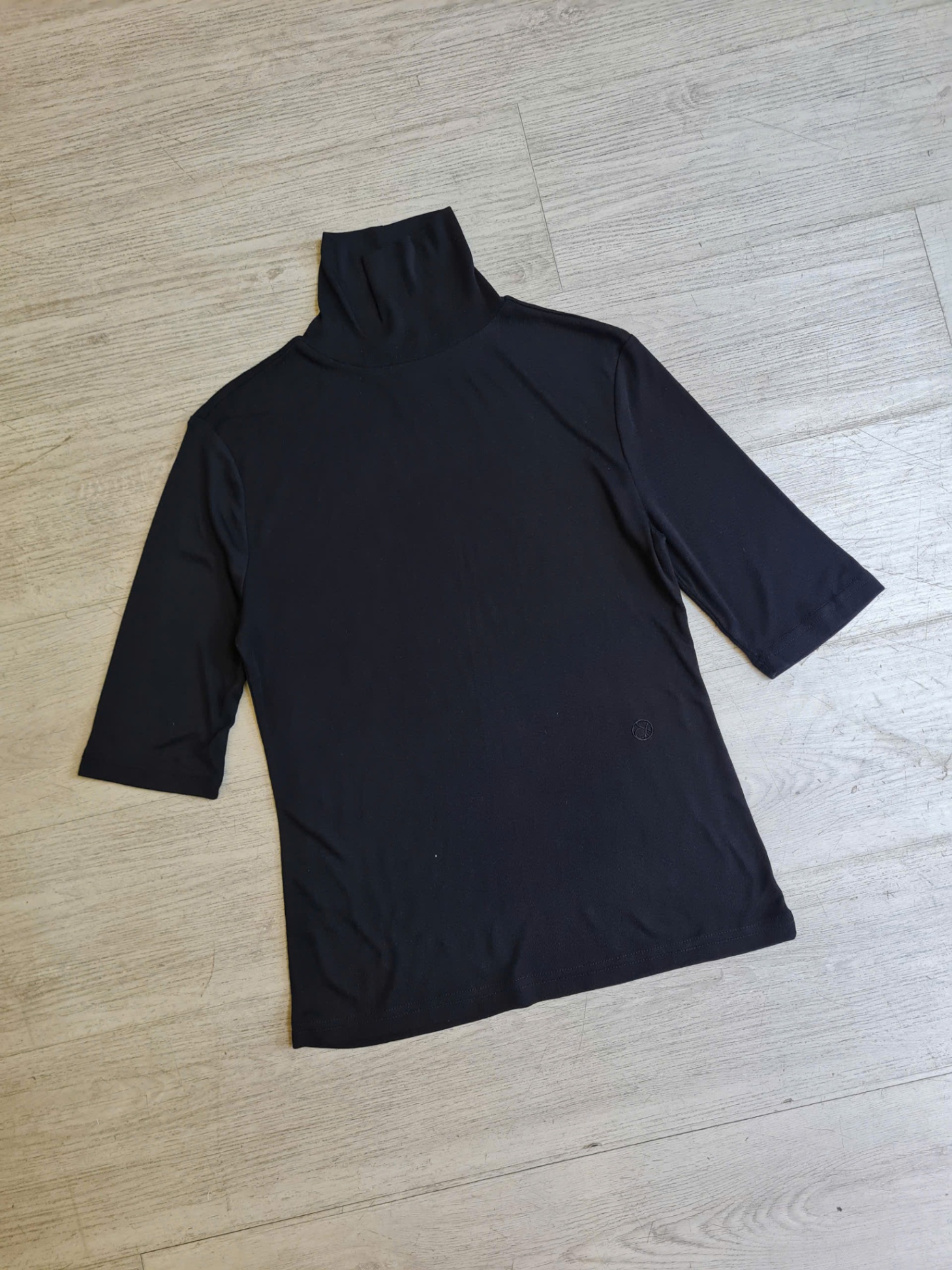 Áo thun cổ lọ, tay lửng, logo nhỏ thêu