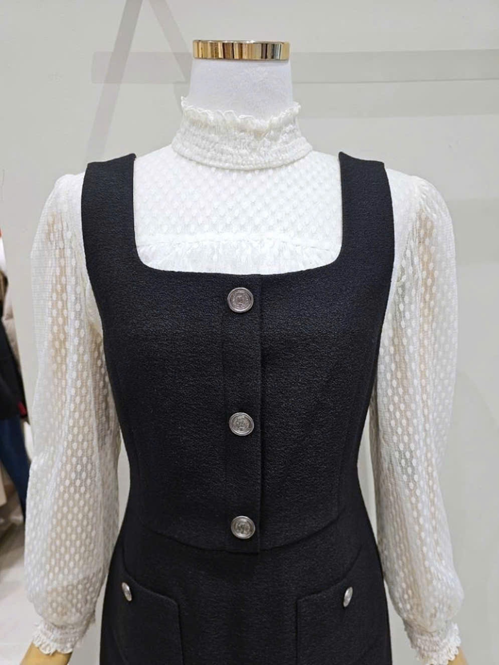 Váy yếm dạ tweed đính cúc, 2 túi hộp, màu đen
