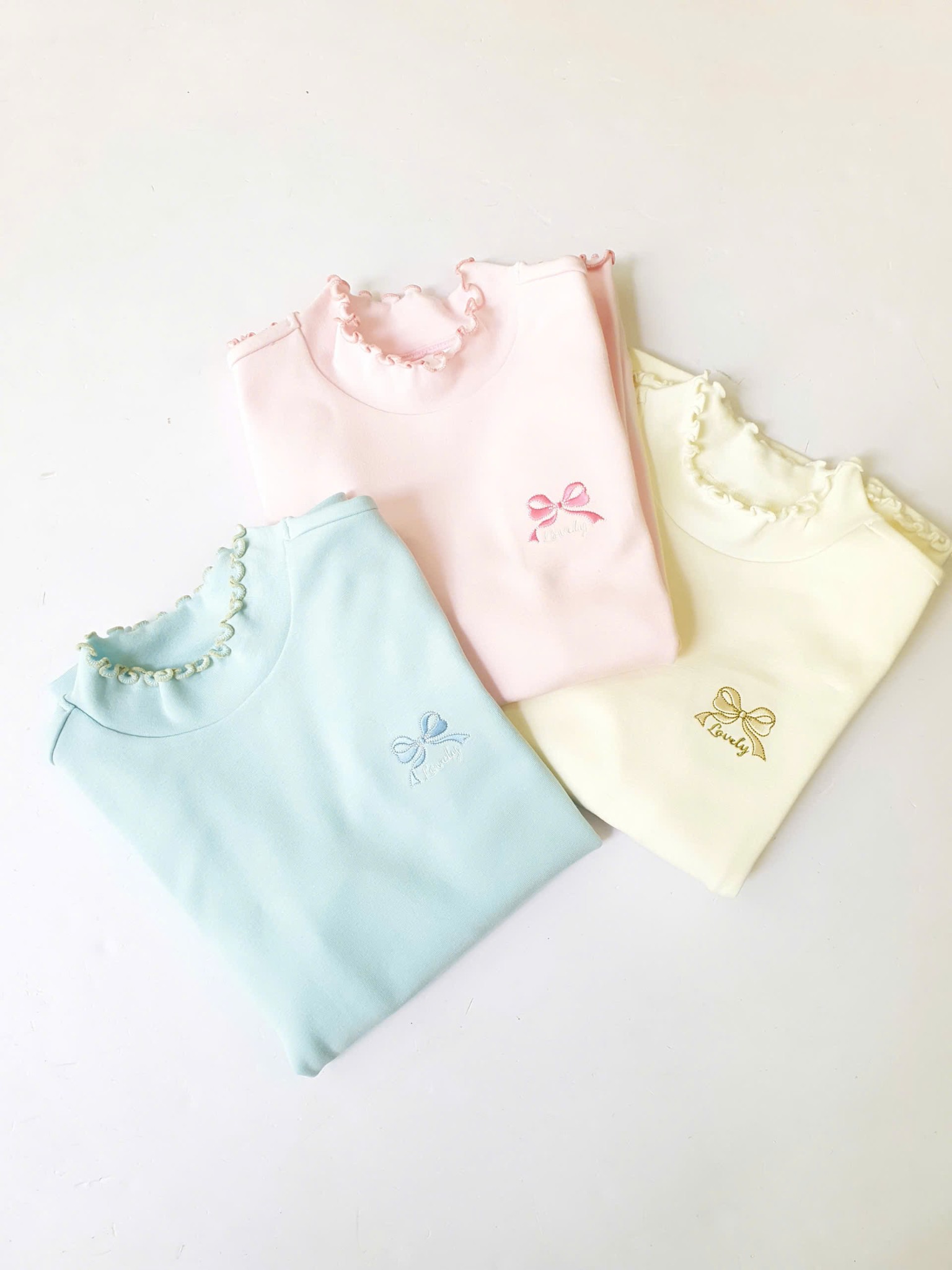 Áo thun cổ bèo thêu nơ Beemon