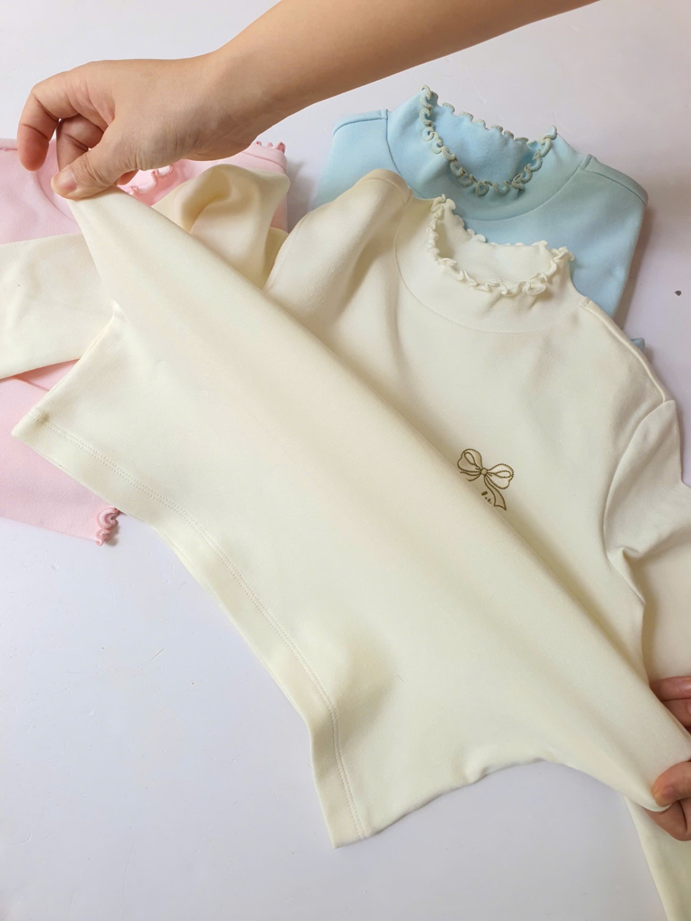 Áo thun cổ bèo thêu nơ Beemon