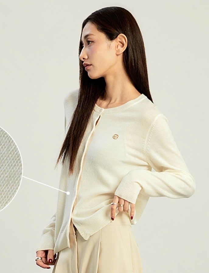 Áo khoác len mỏng cổ tròn, dài tay, cài cúc,logo nhỏ, 1 màu trắng