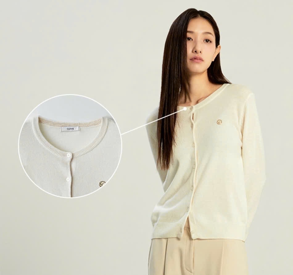 Áo khoác len mỏng cổ tròn, dài tay, cài cúc,logo nhỏ, 1 màu trắng