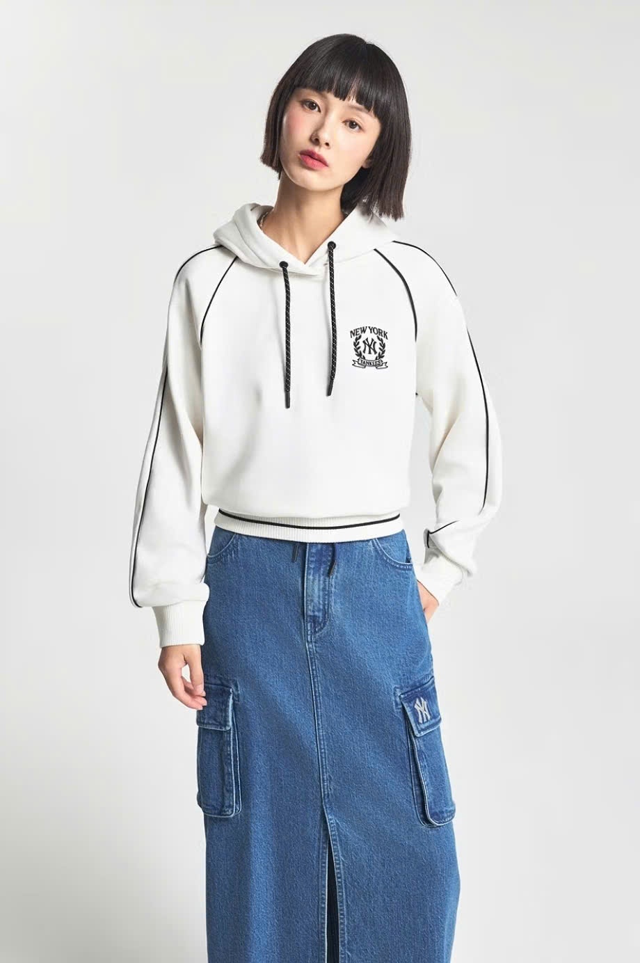 Áo nỉ hoodie dáng crop, phối viền màu, logo nhỏ trước ngực