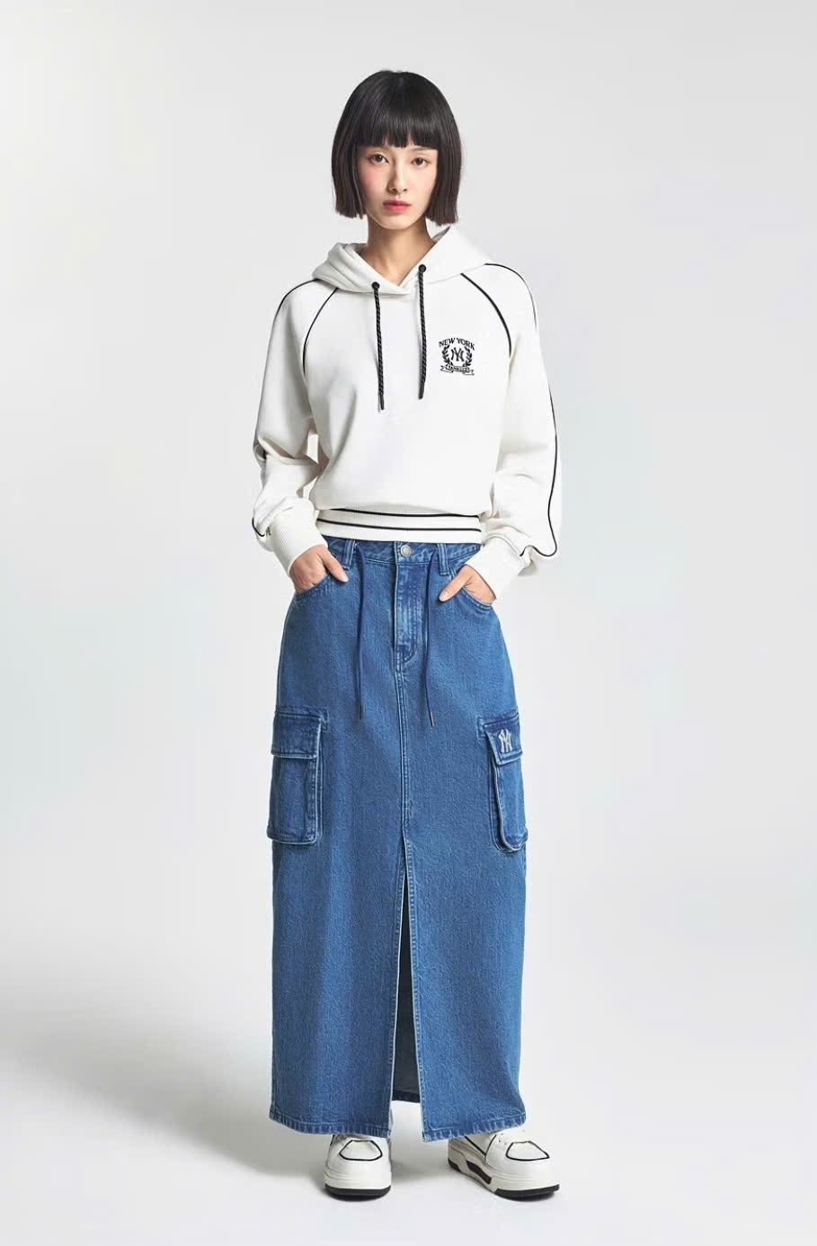 Áo nỉ hoodie dáng crop, phối viền màu, logo nhỏ trước ngực