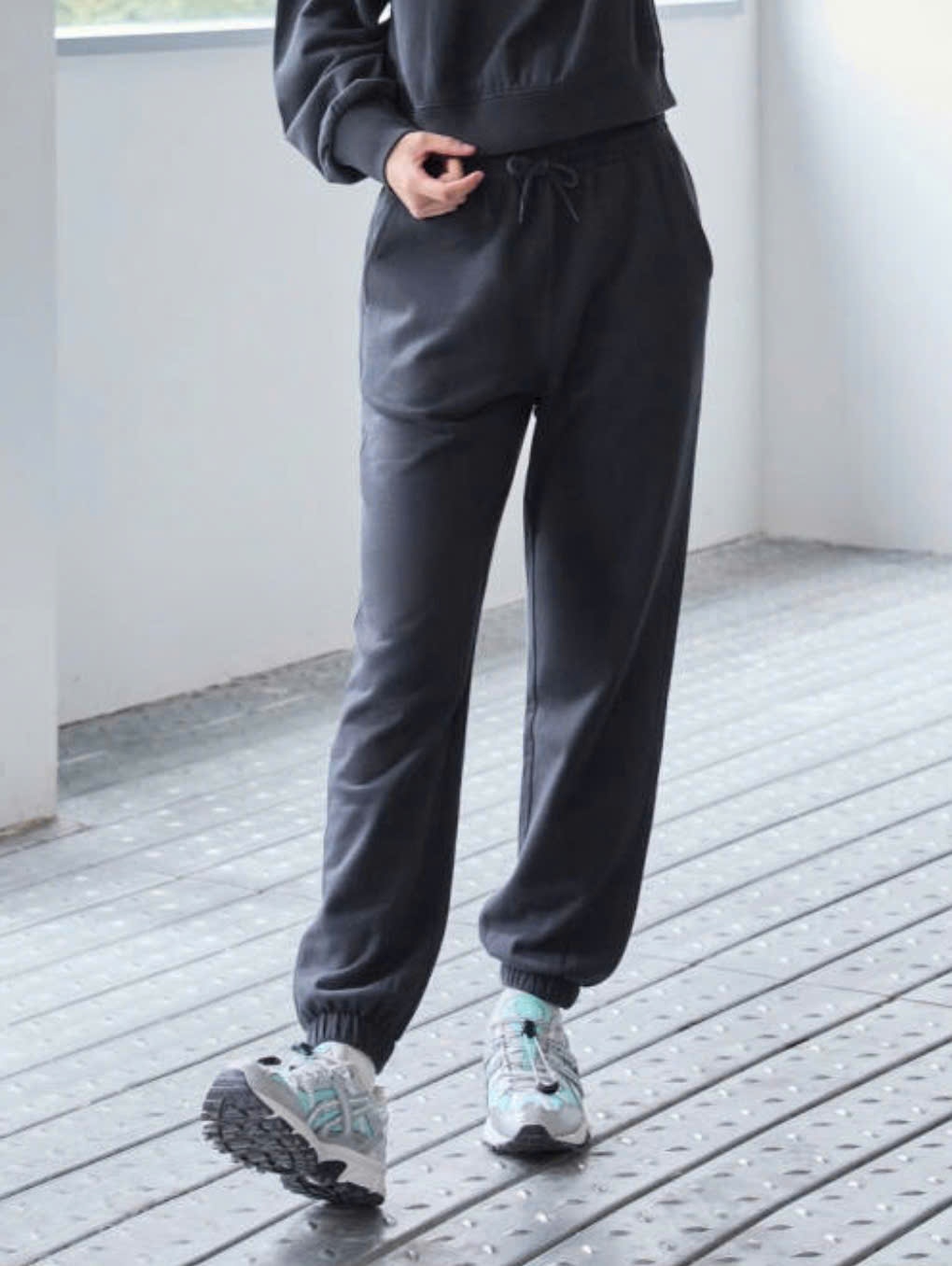 Quần jogger nỉ da cá, cạp chun, dây rút quần