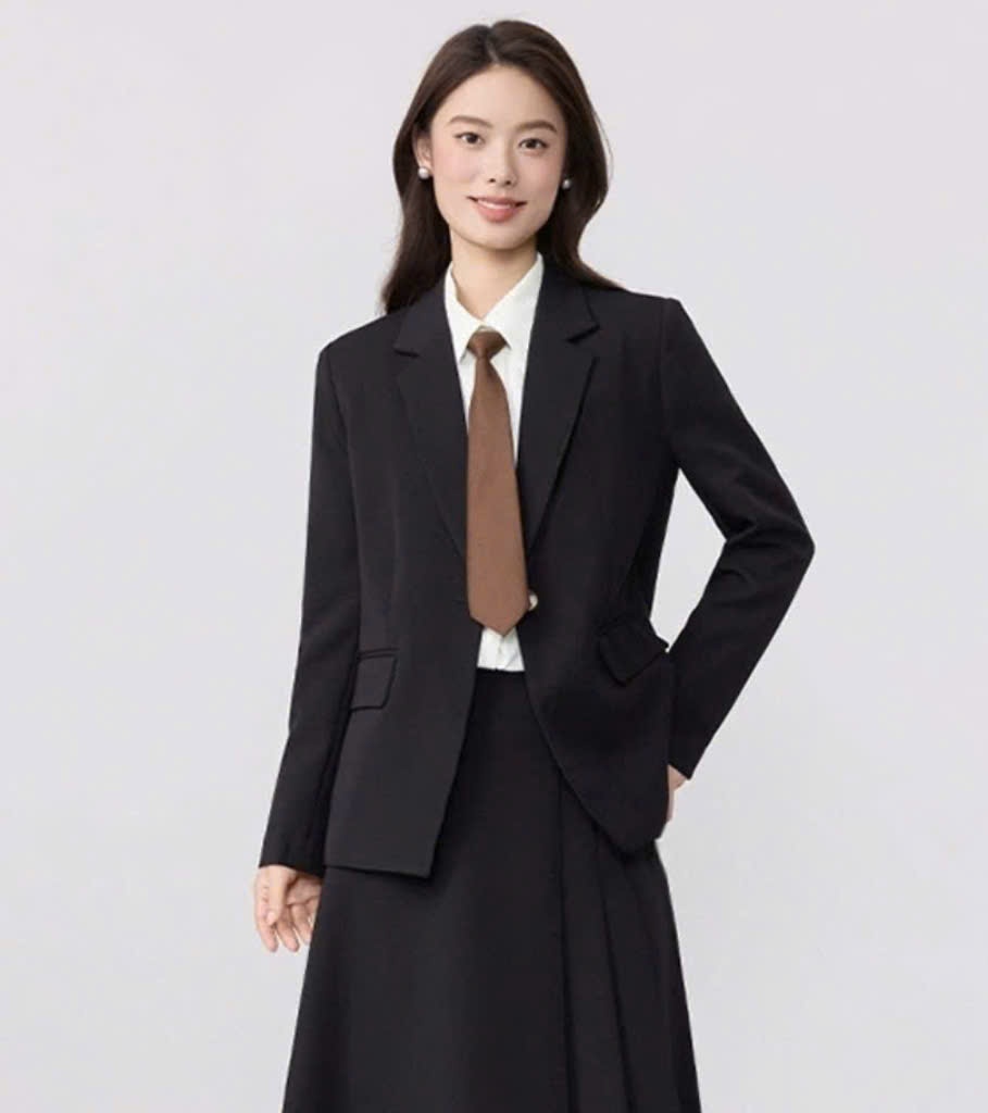 Áo khoác blazer cài 1 cúc, không xẻ