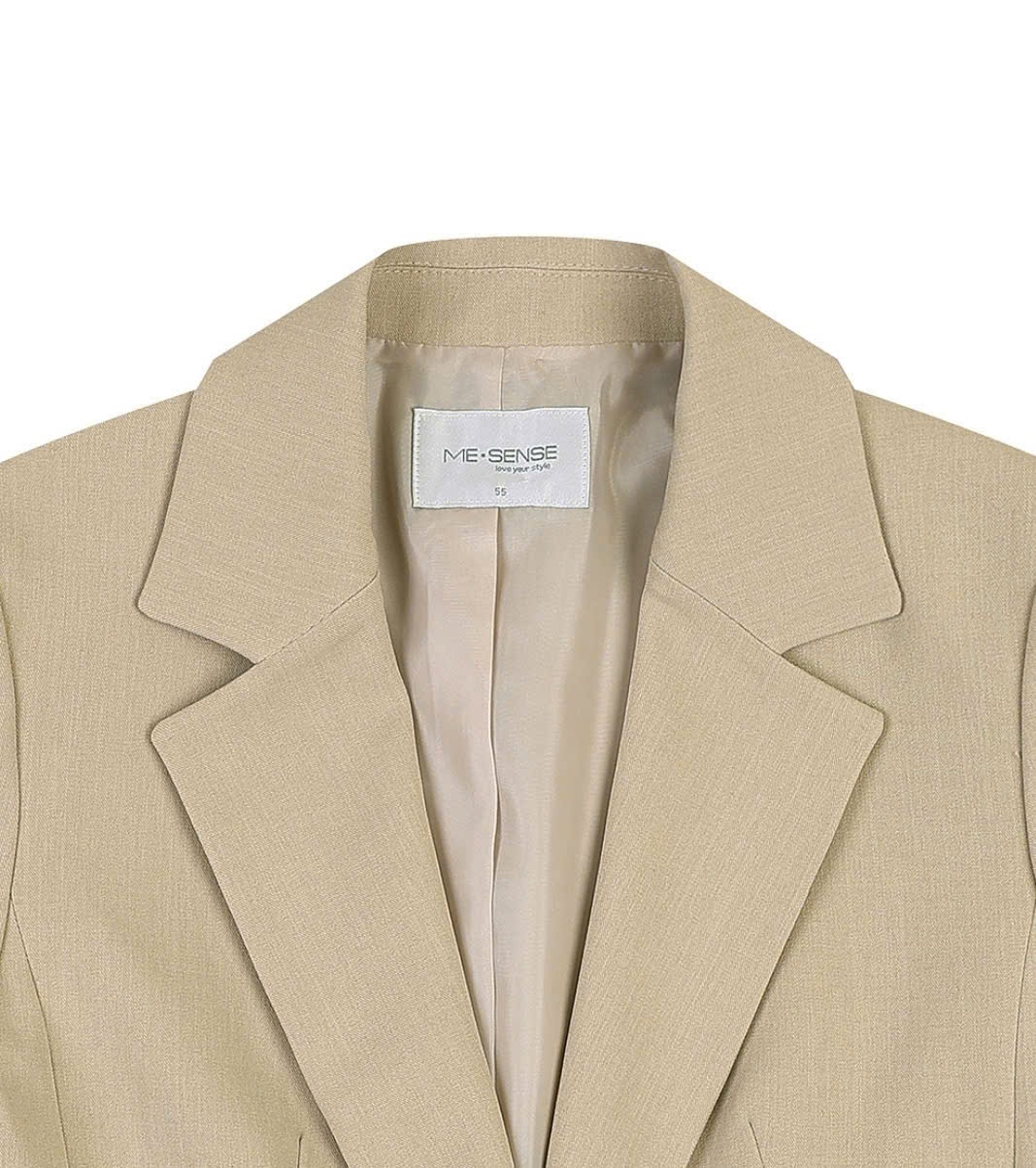 Áo khoác blazer cài 1 cúc, không xẻ
