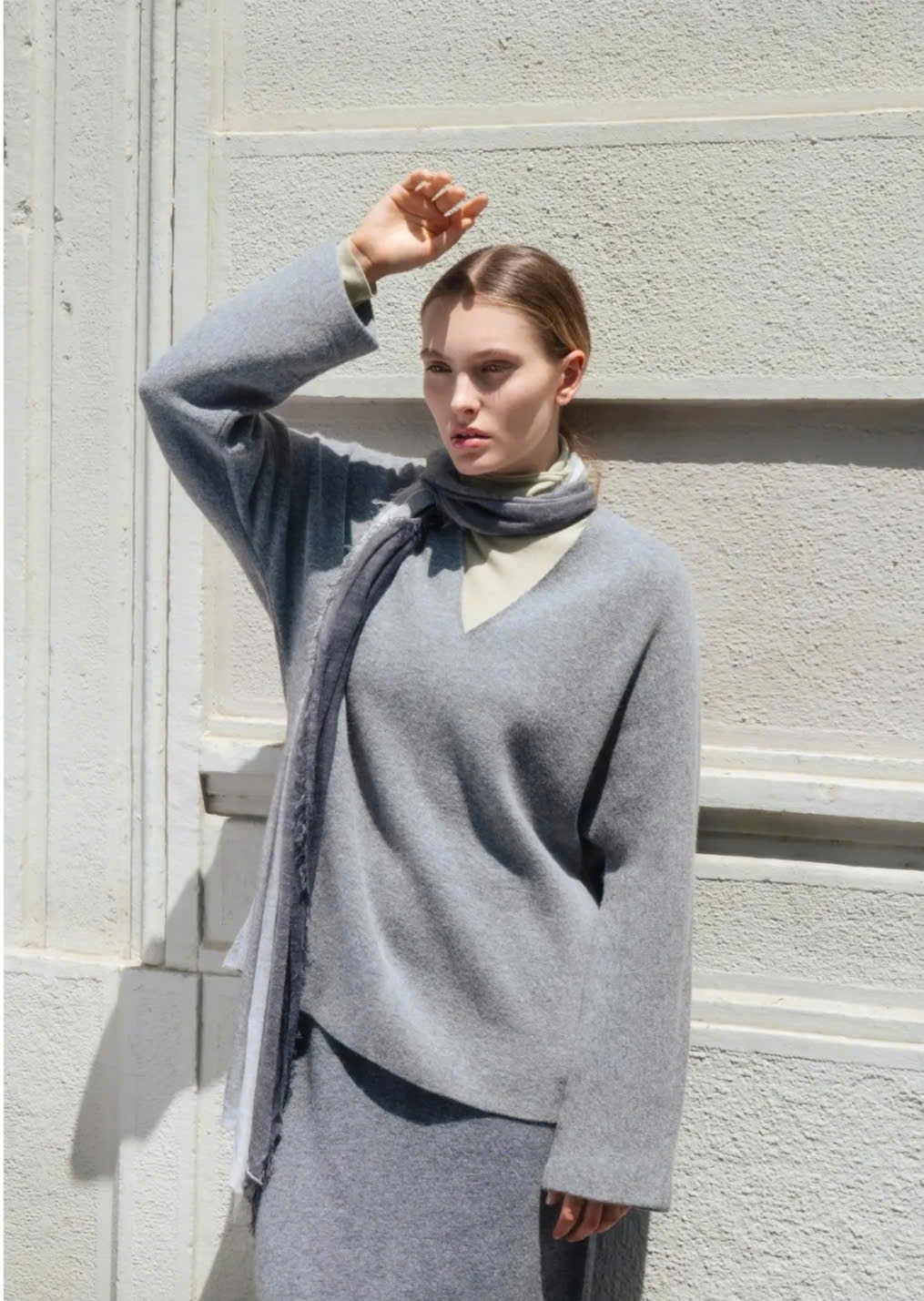 Áo len oversize cổ tim, xẻ hông, tay loe nhẹ