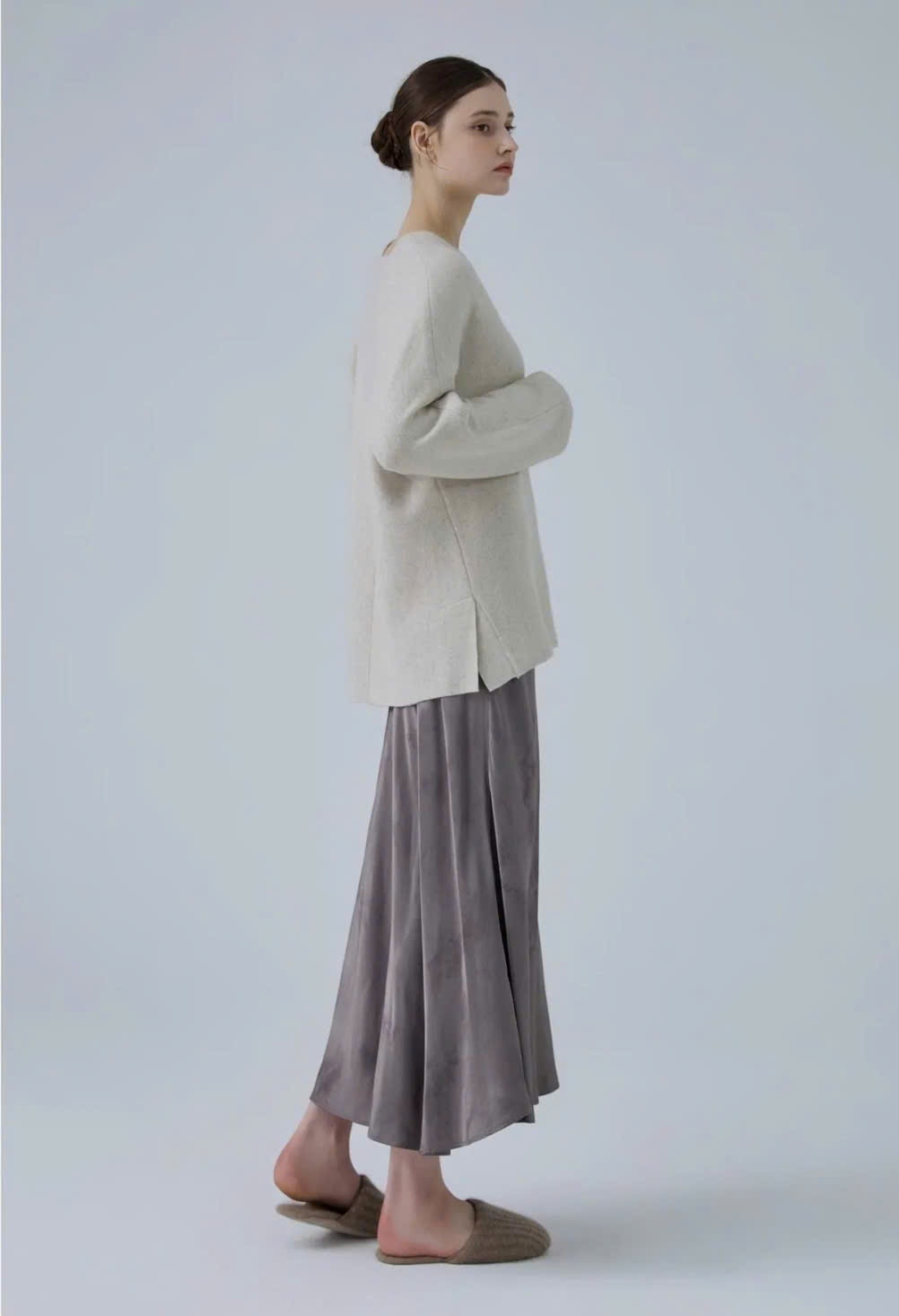 Áo len oversize cổ tim, xẻ hông, tay loe nhẹ