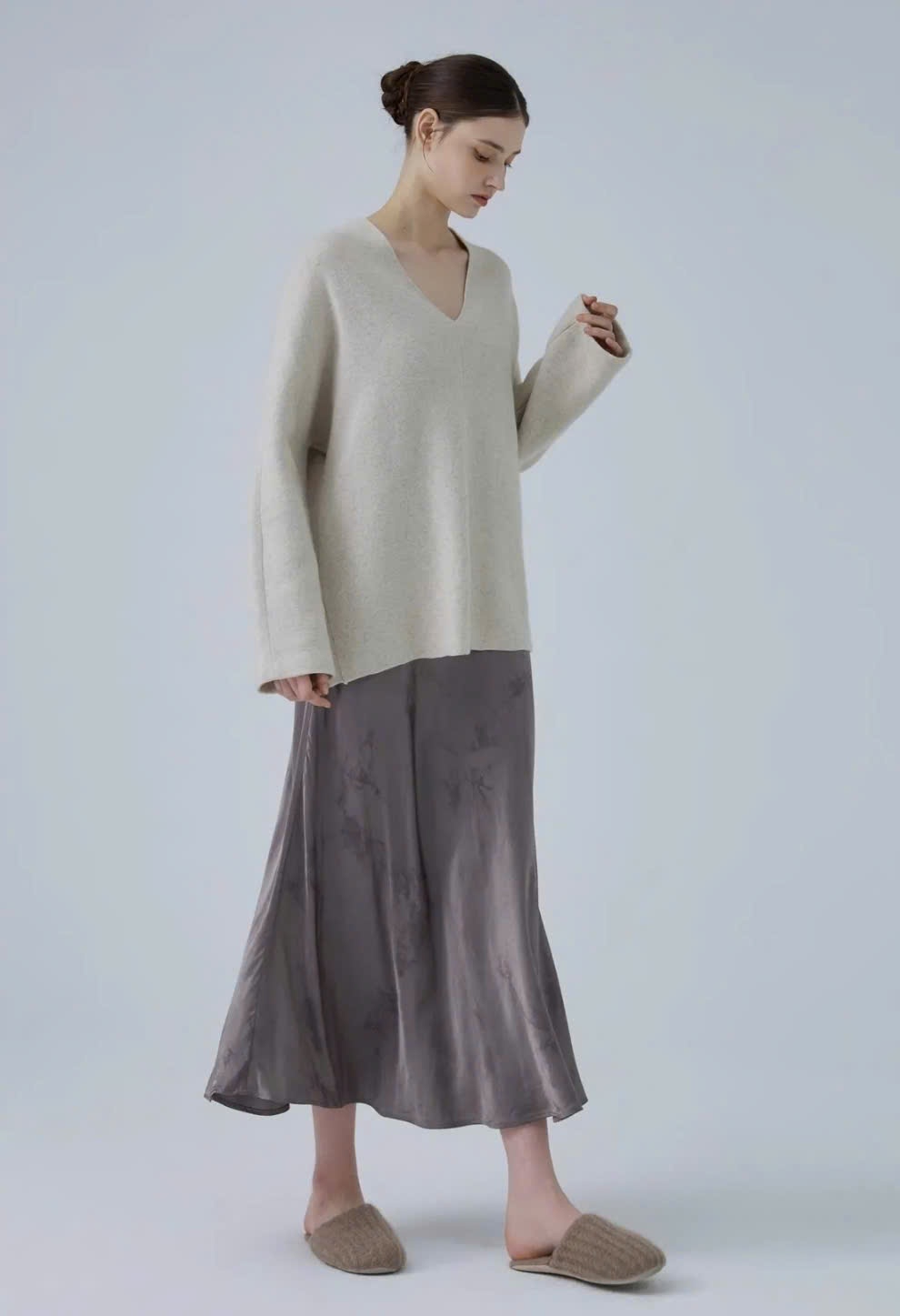 Áo len oversize cổ tim, xẻ hông, tay loe nhẹ